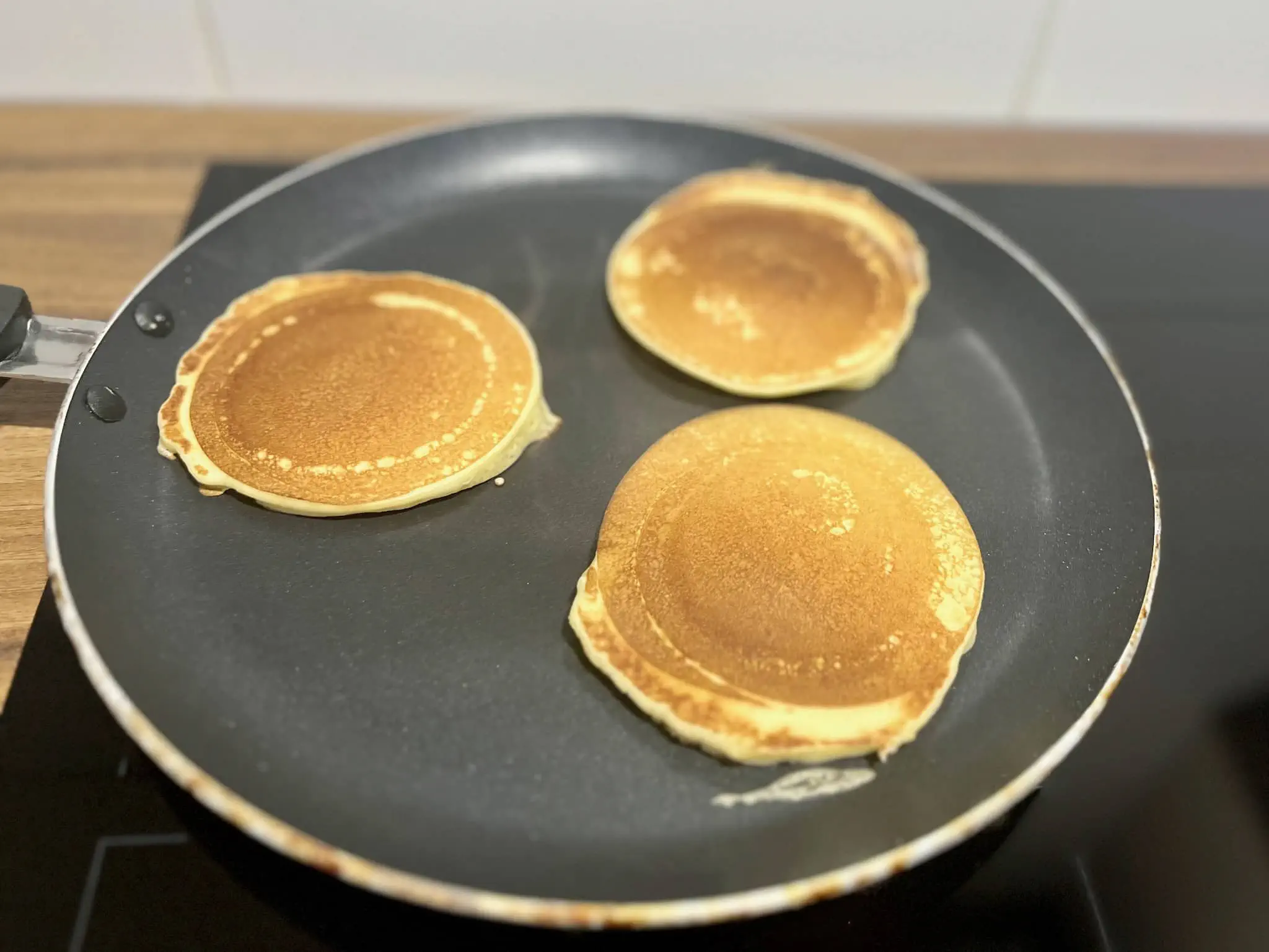 Naleśniki smażone na drugiej stronie na patelni