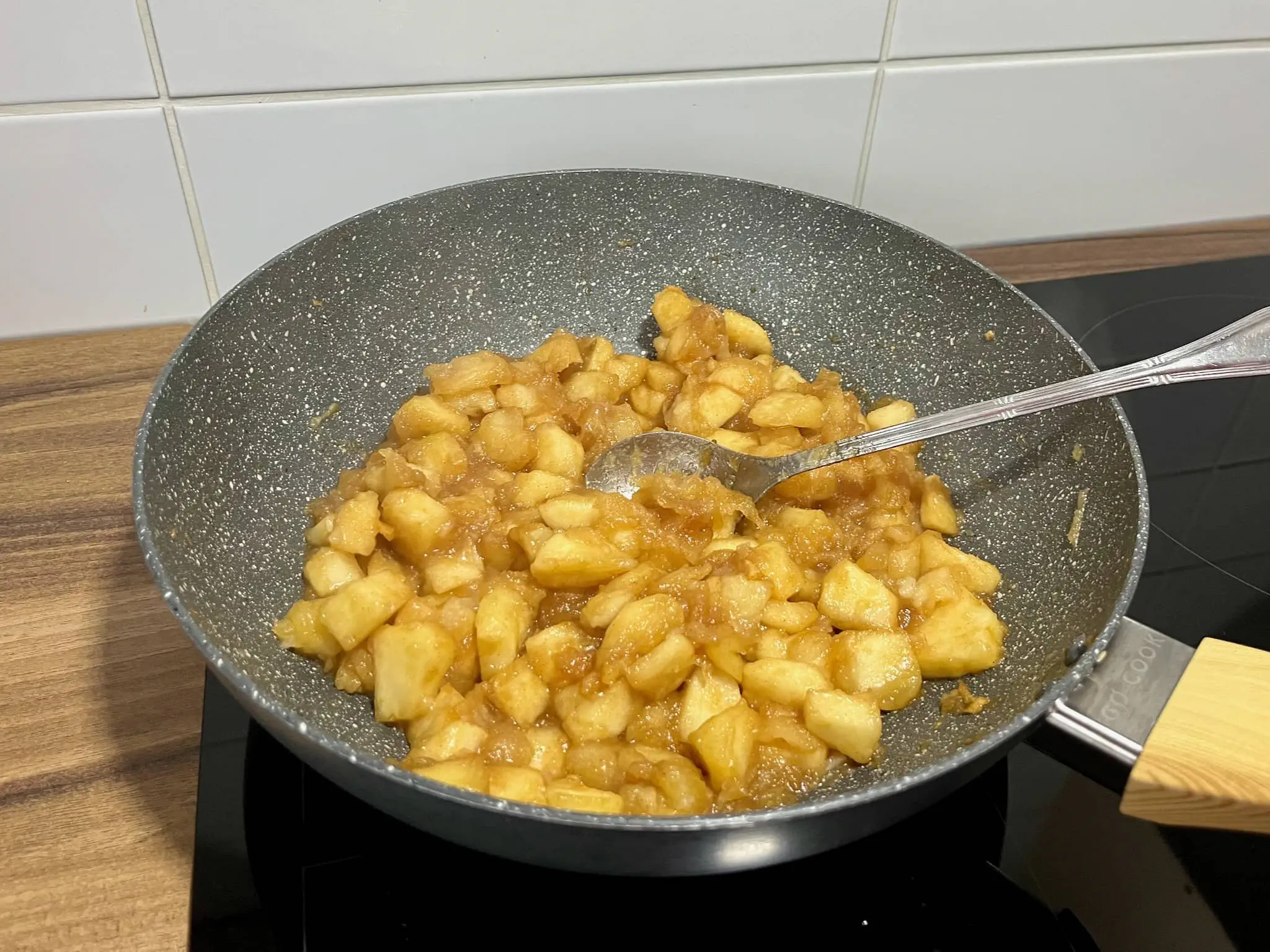 Gotowe nadzienie jabłkowe na patelni