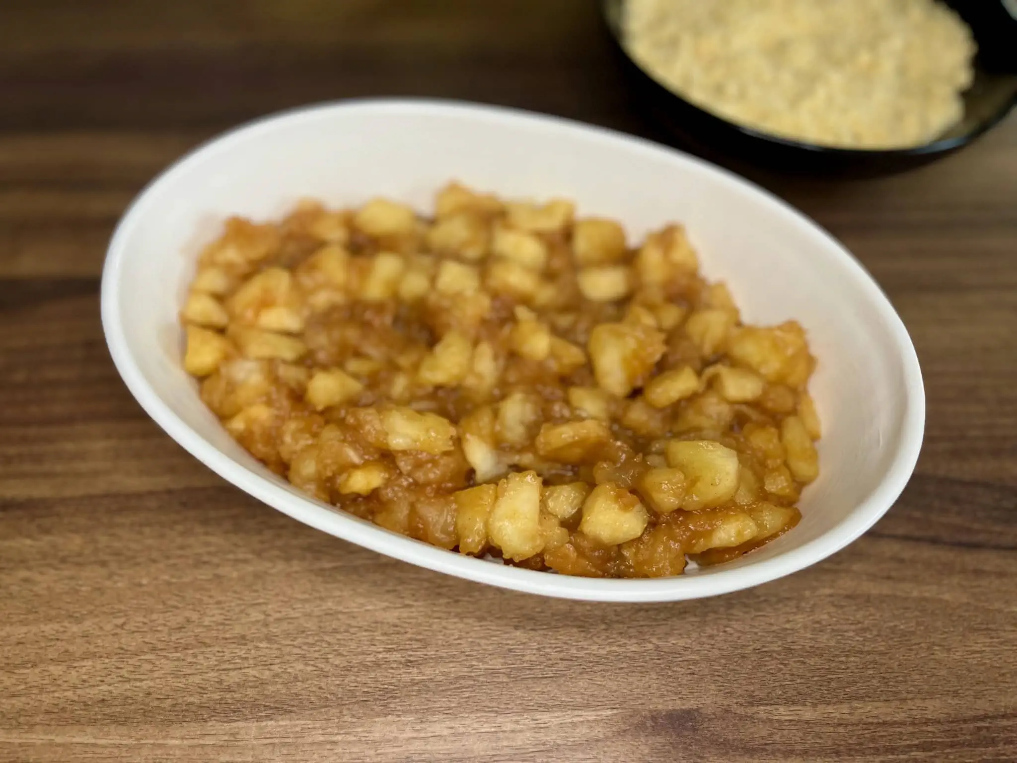 Gotowe nadzienie jabłkowe w naczyniu do pieczenia