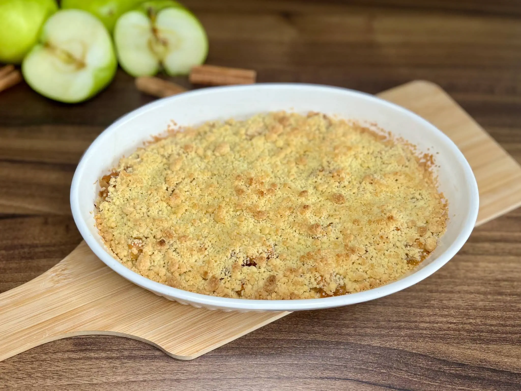 Pięknie upieczona kruszonka jabłkowa w naczyniu do pieczenia