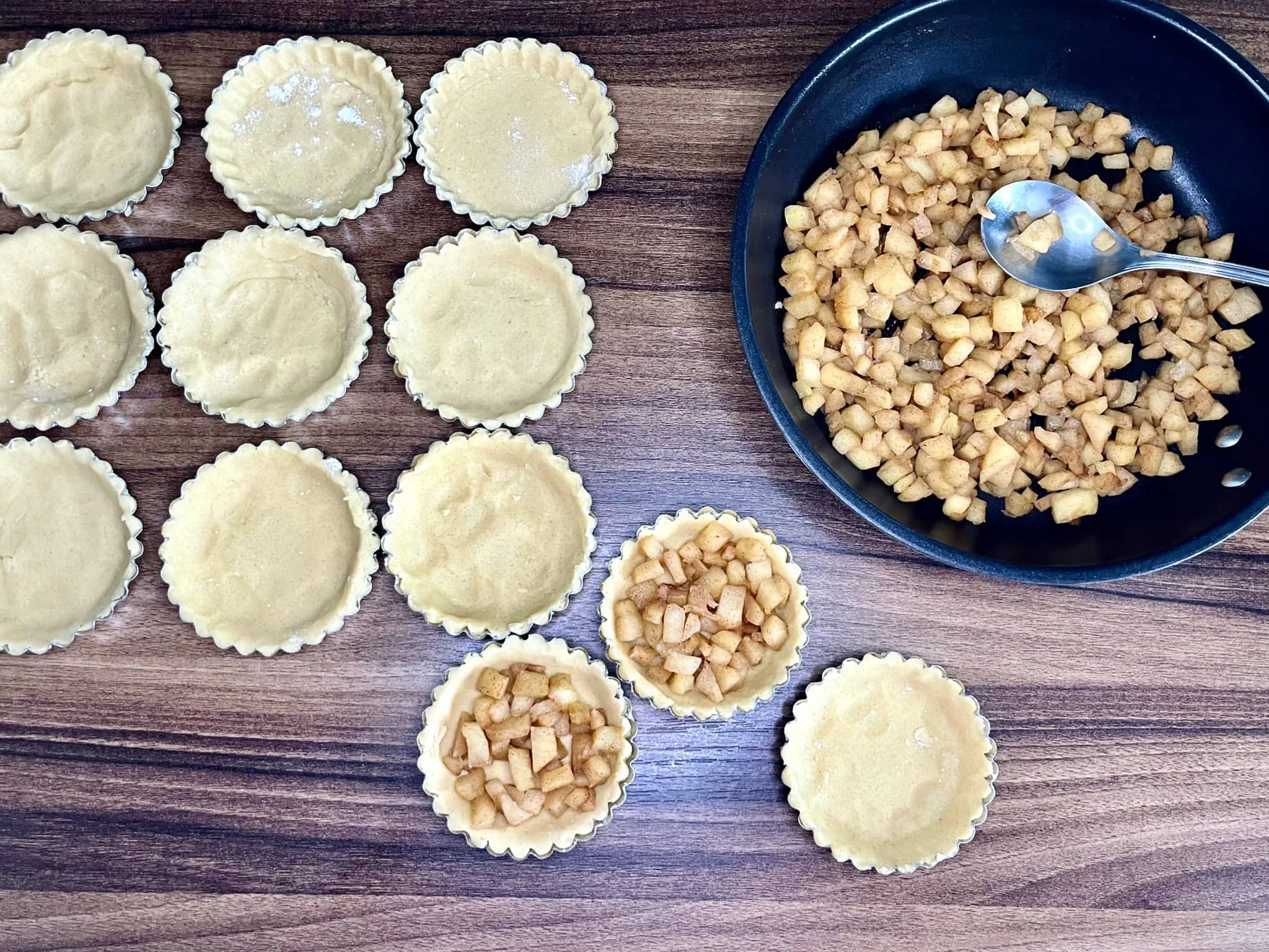 Filling the tarts with apples