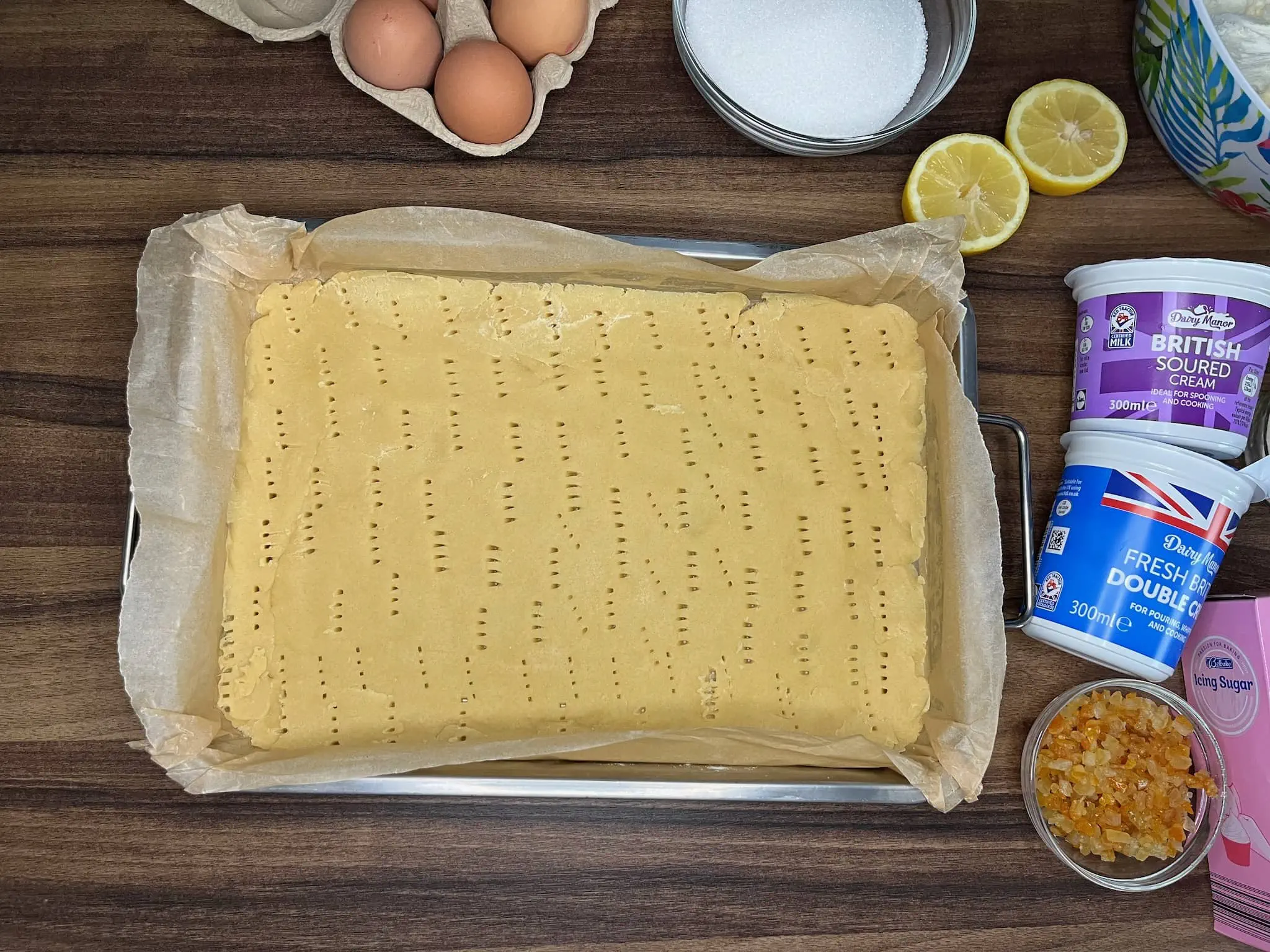 Rozwałkowane ciasto na spodzie blachy do pieczenia