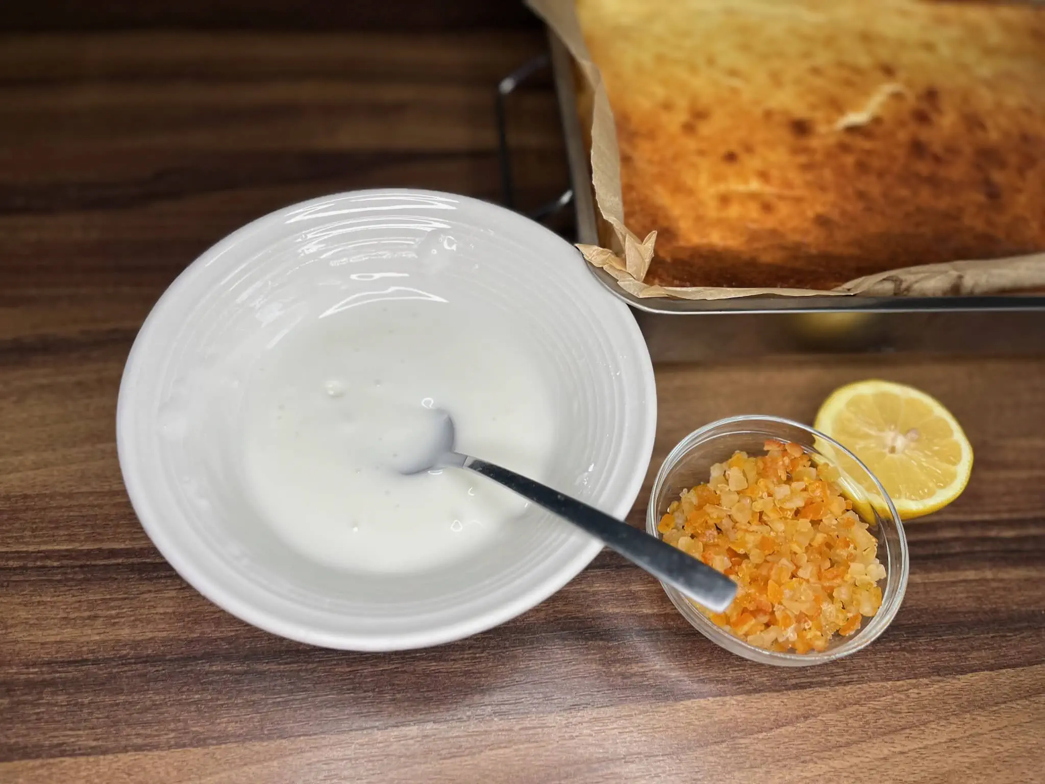 Przygotowanie lukru w misce