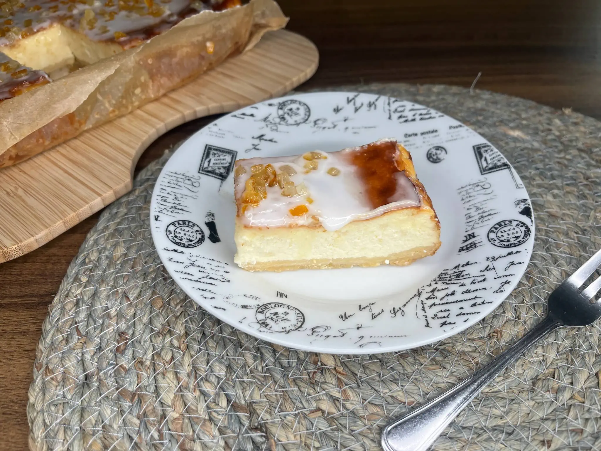 Kawałek pieczonego sernika cytrynowego na talerzu