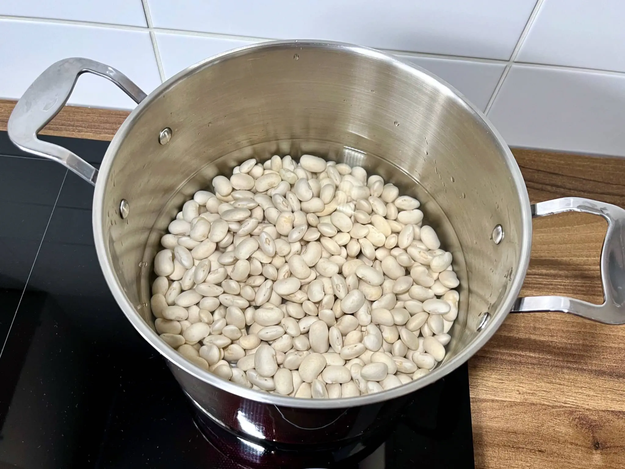 Fasola w dużym garnku, zalana wodą