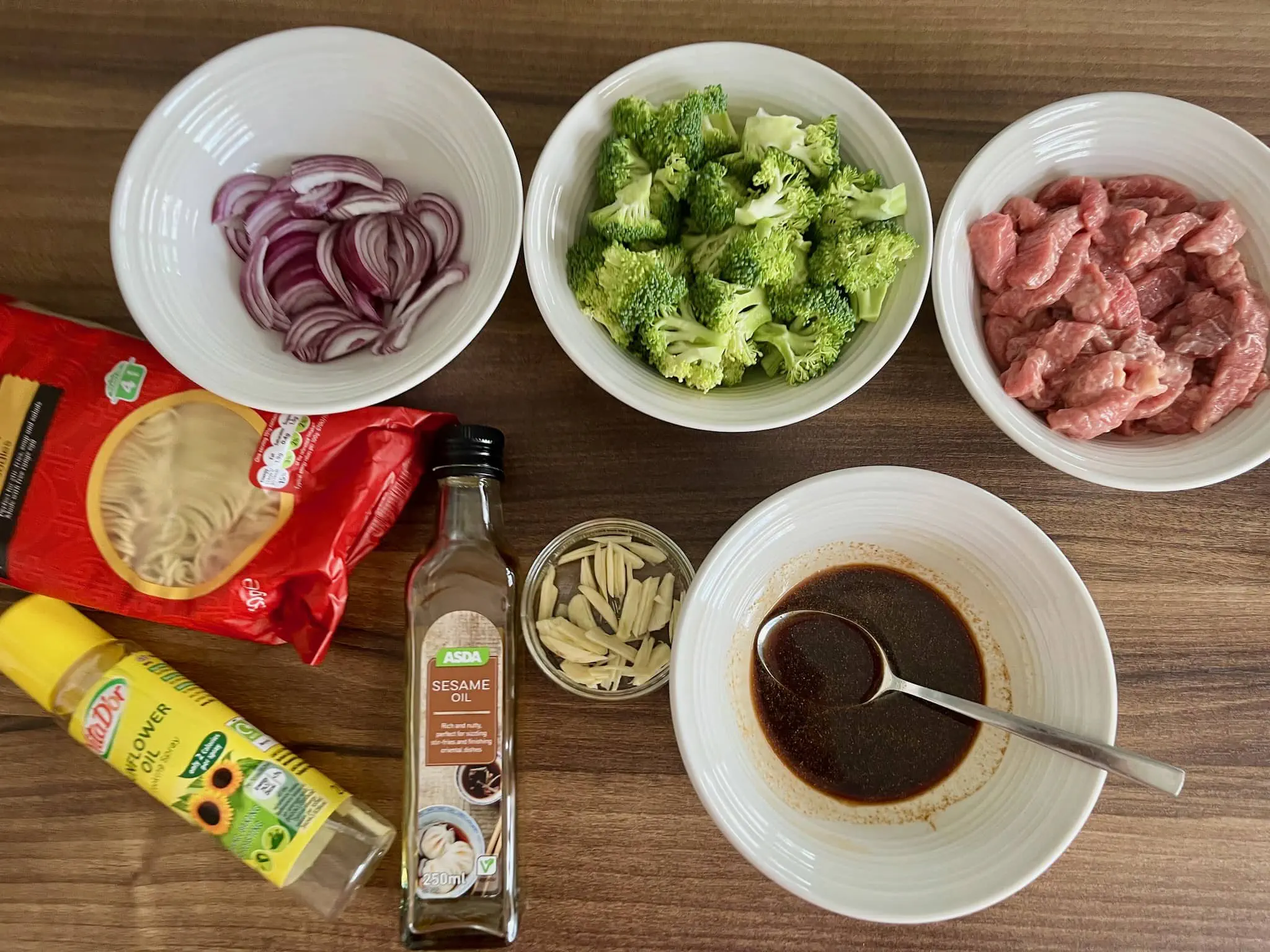 Wszystkie składniki na blacie, gotowe do przygotowania Makaronu z Wołowiną Stir Fry