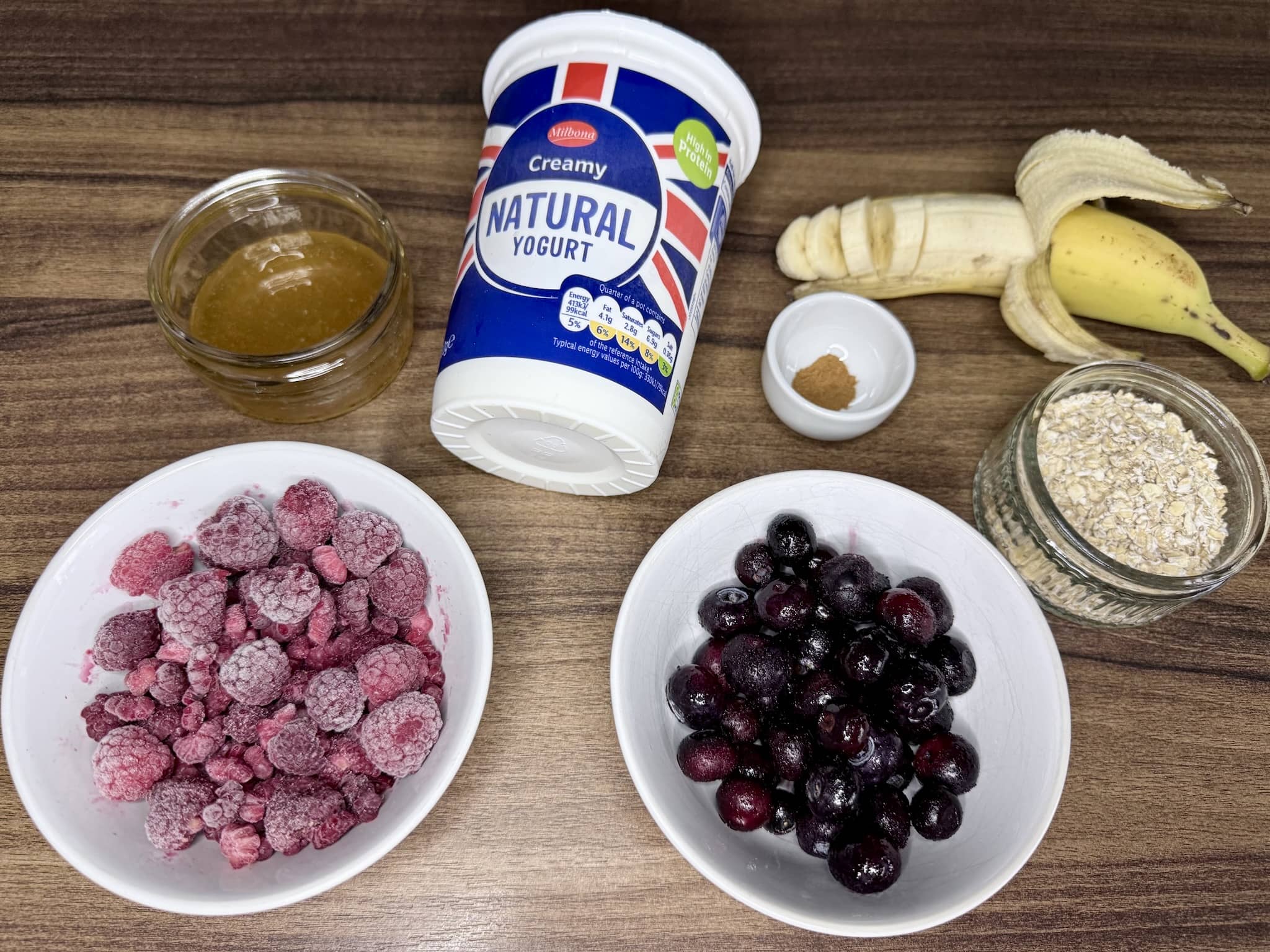 Składniki do Koktajlu Jagodowo-Bananowego z Płatkami Owsianymi gotowe do użycia