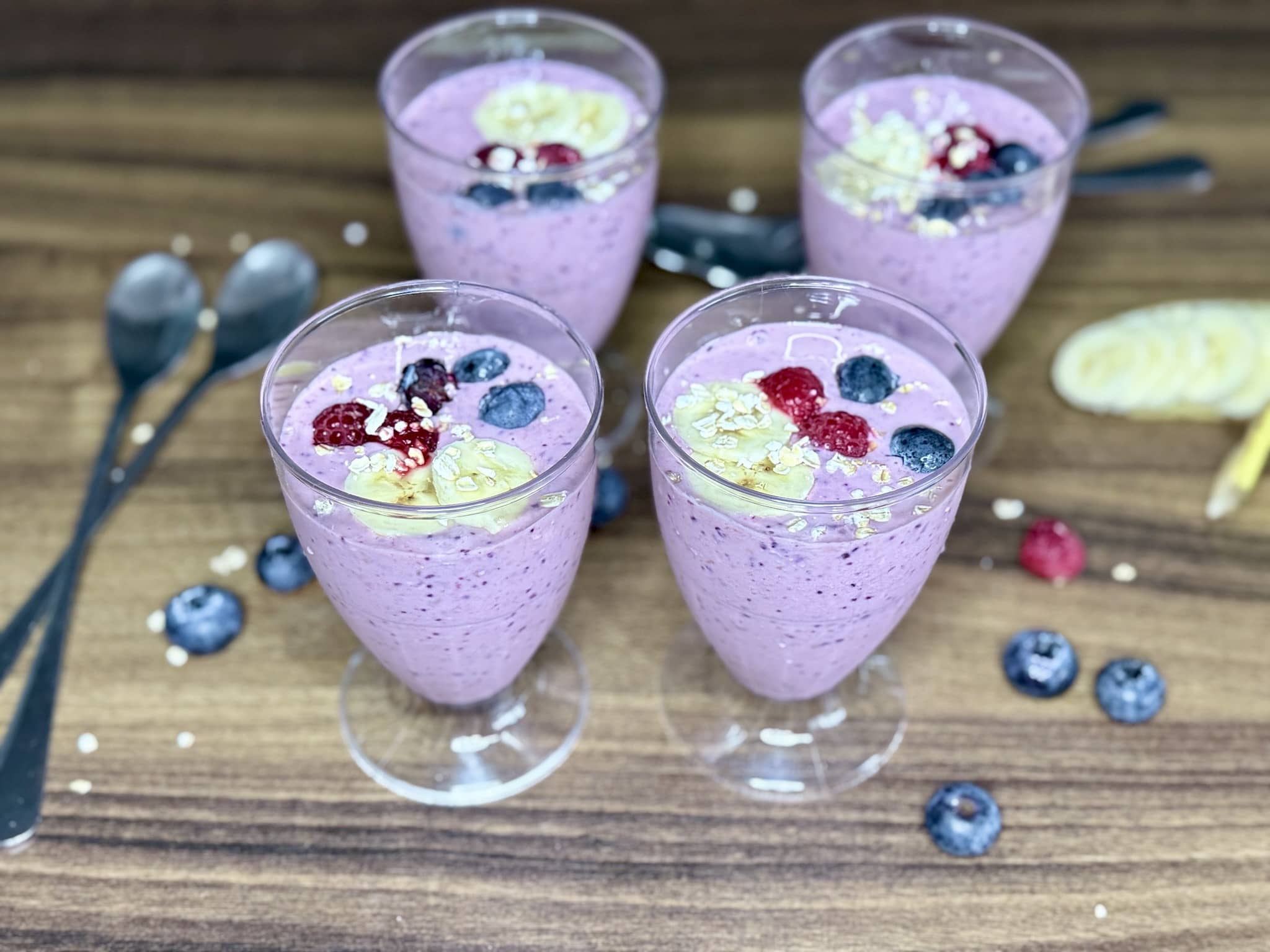 Gotowy Koktajl Jagodowo-Bananowy z Płatkami Owsianymi w wysokich szklankach