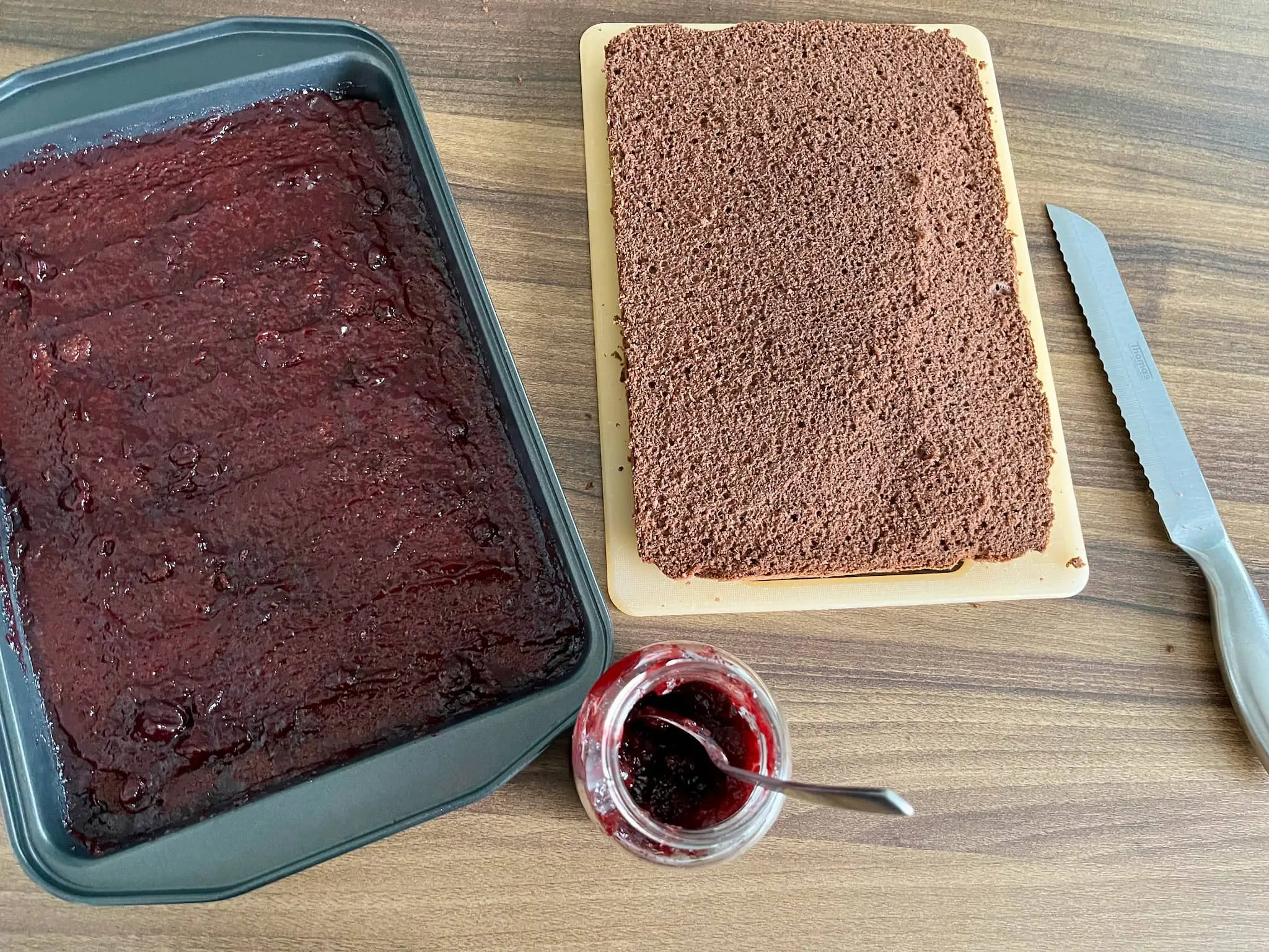Biszkopt w blaszce z posmarowanym dżemem porzeczkowym