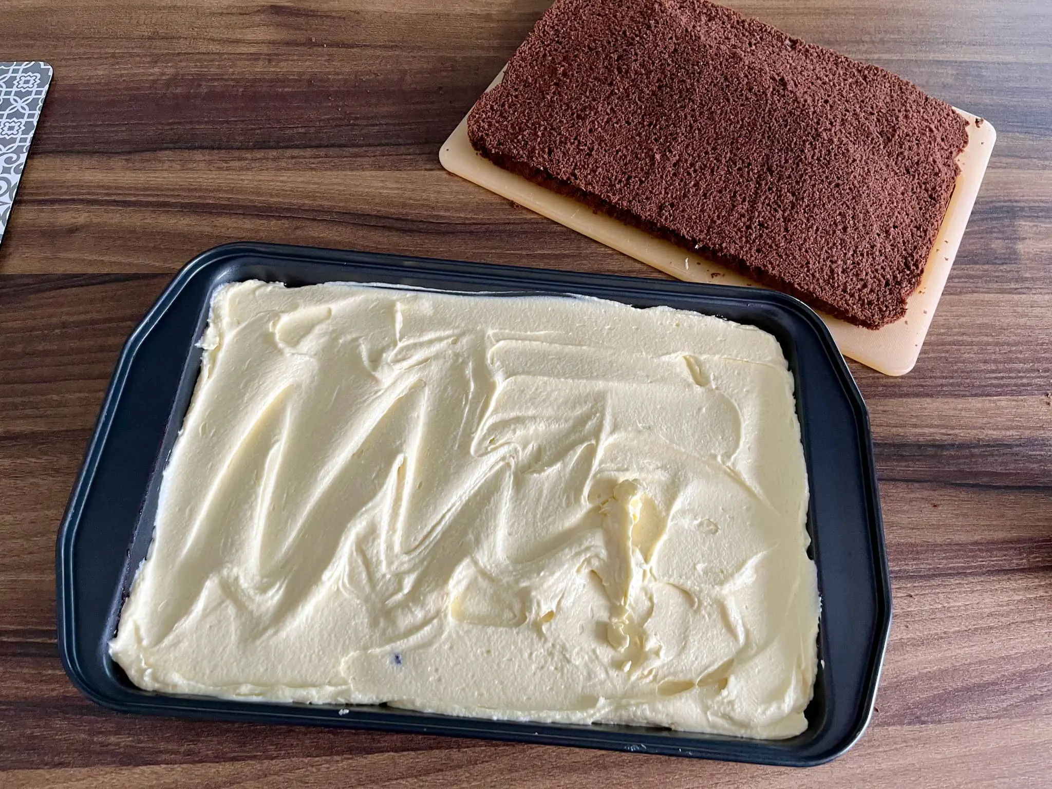 Biszkopt z dżemem porzeczkowym pokryty kremem mascarpone