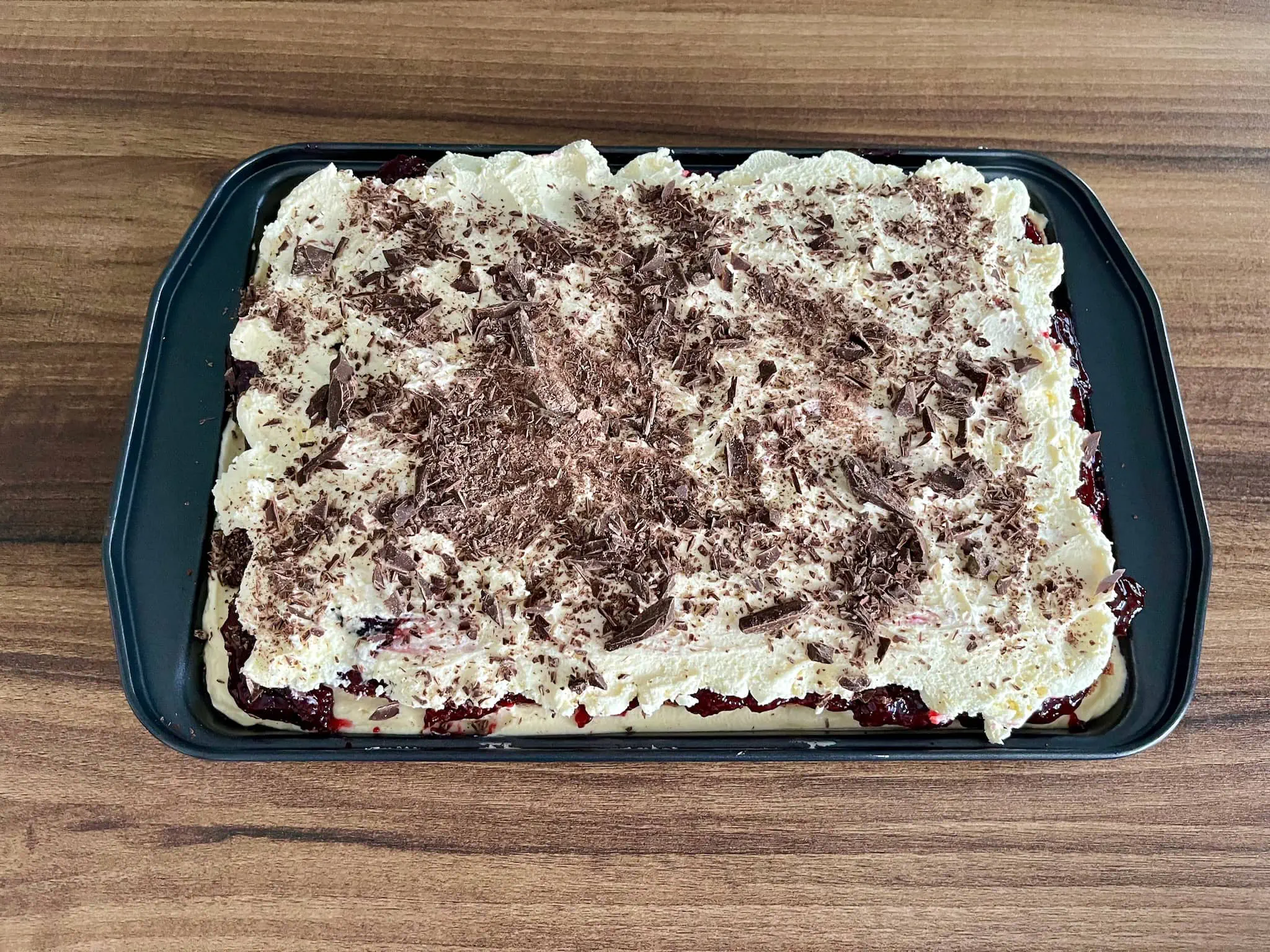 Udekorowane ciasto porzeczkowe z gorzką czekoladą