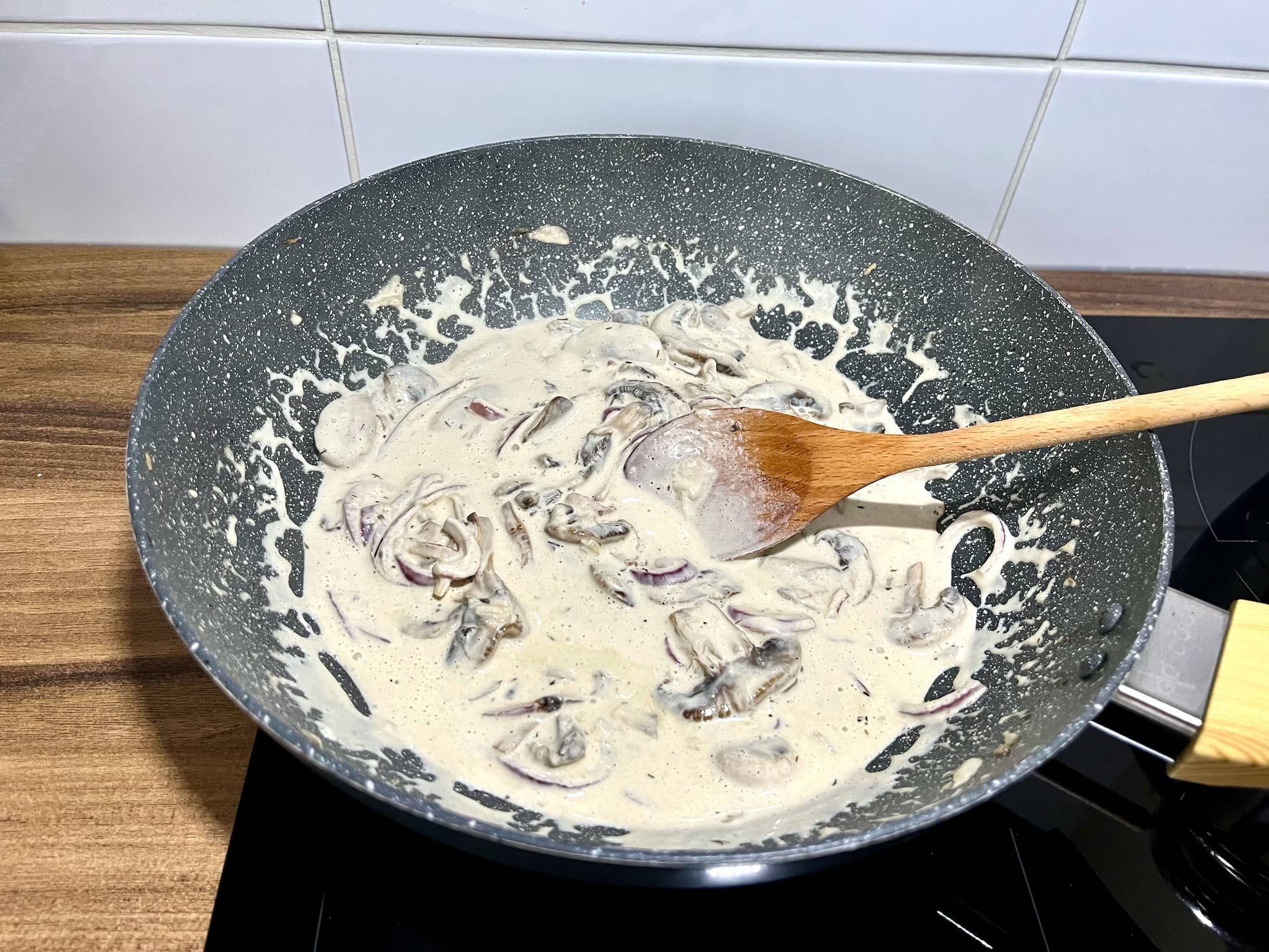 Thickening the sauce in a frying pan