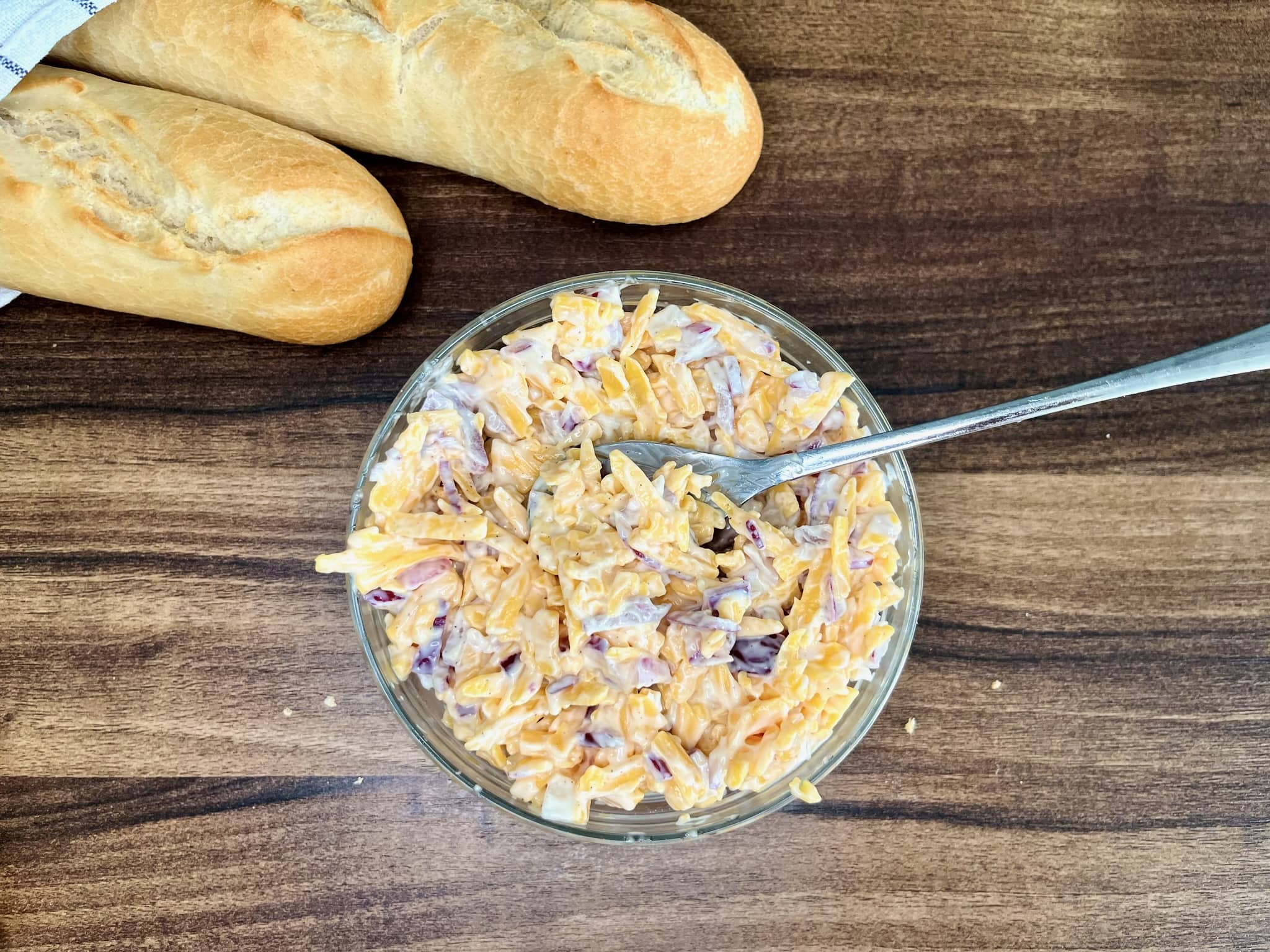 Pasta kanapkowa z sera żółtego w miesce, z bagietką obok