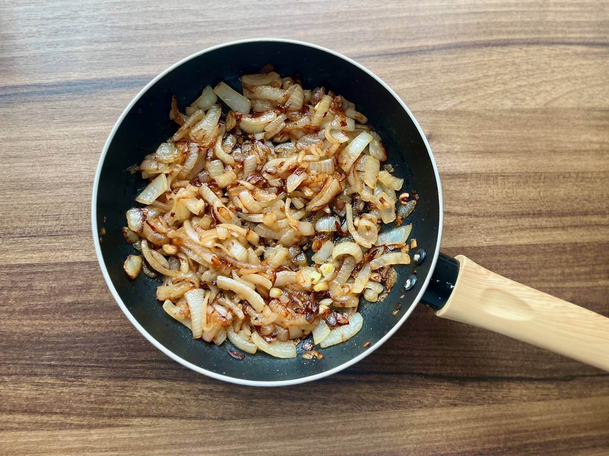Onion in a pan in nice brown colour