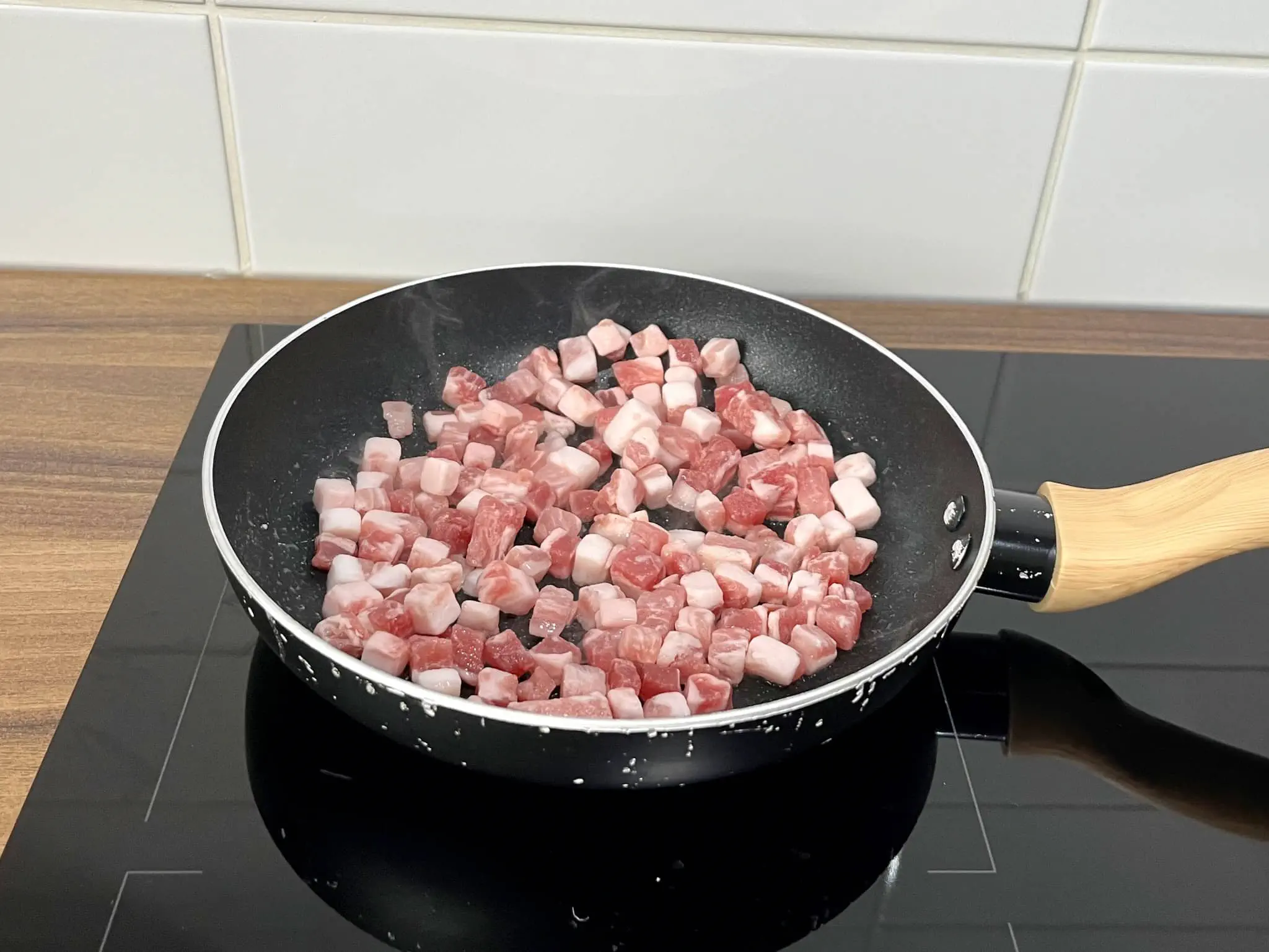 Wędzona pancetta w kostkach na patelni