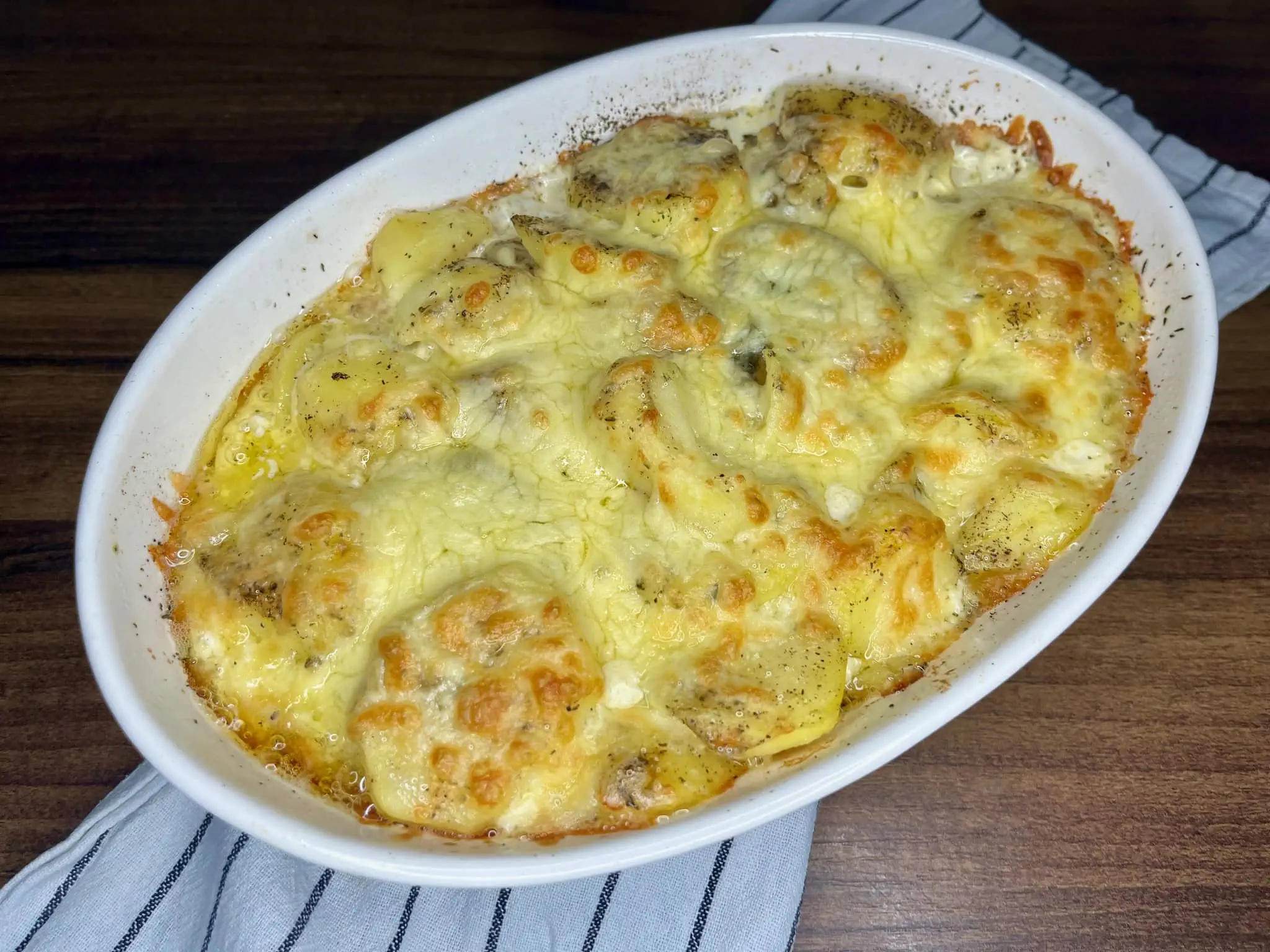 Zapiekanka ziemniaczana z boczkiem w żaroodpornym naczyniu