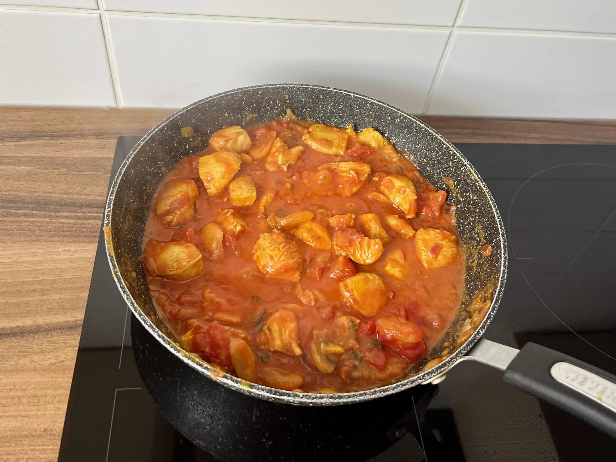 Tagine z kurczakiem ugotowany przed dodaniem ciecierzycy
