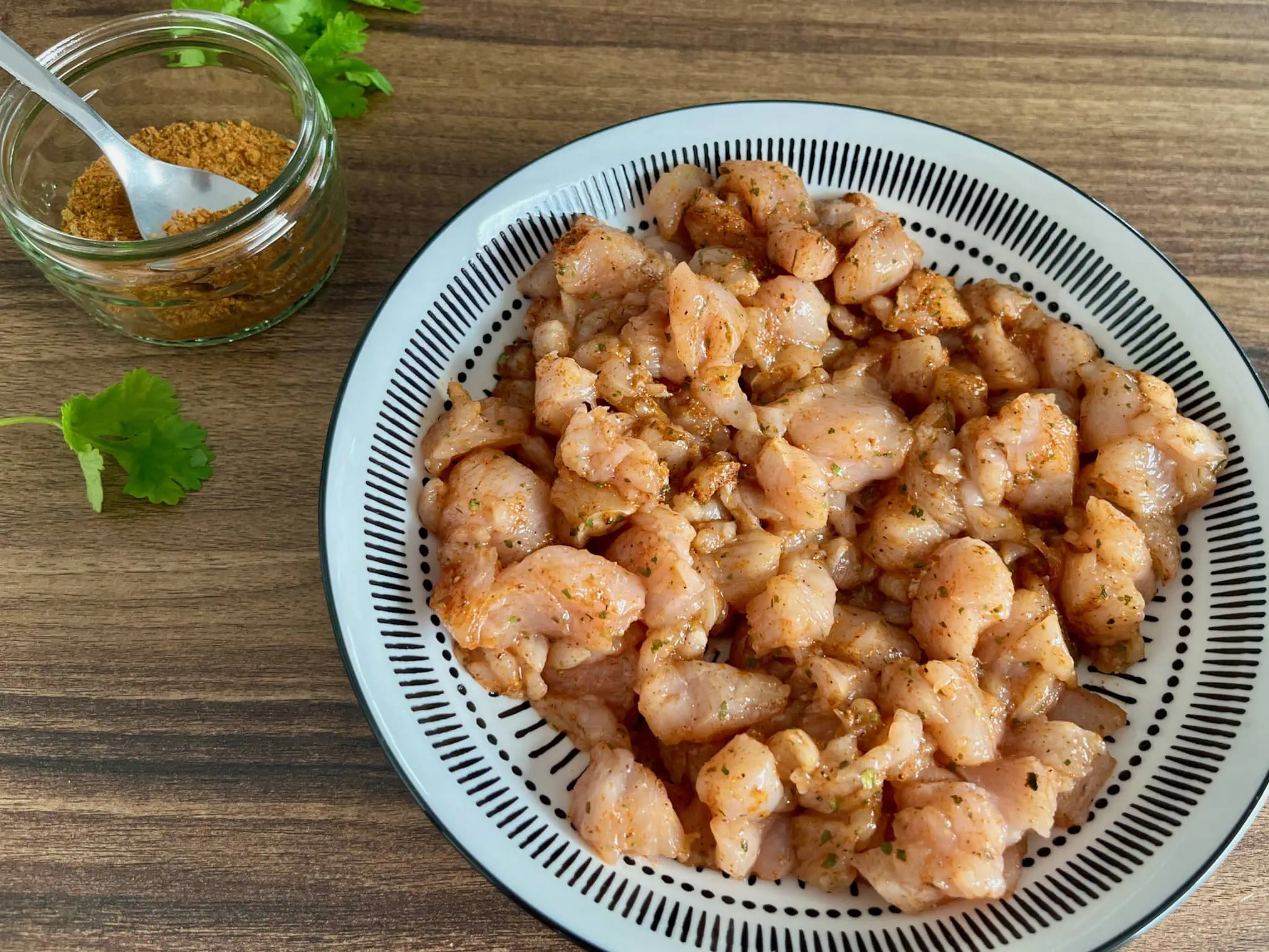 Kostki z piersi kurczaka marynowane w przyprawie curry tikka w misce