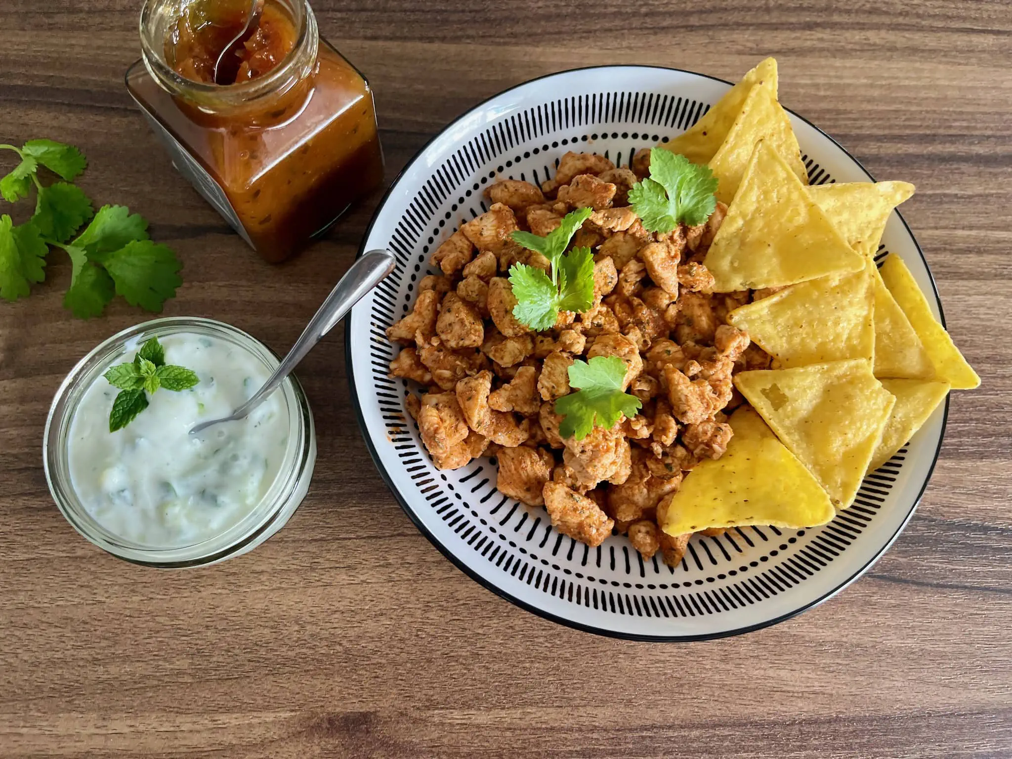 Kurczak, dip i chipsy tortilla gotowe do przygotowania przekąsek