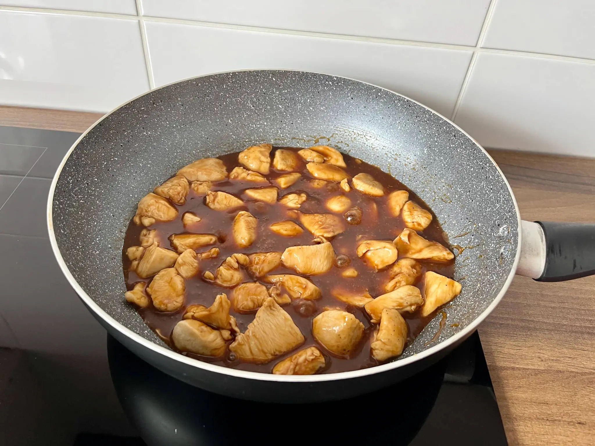 Kawałki kurczaka smażone w sosie BBQ w stylu chińskim