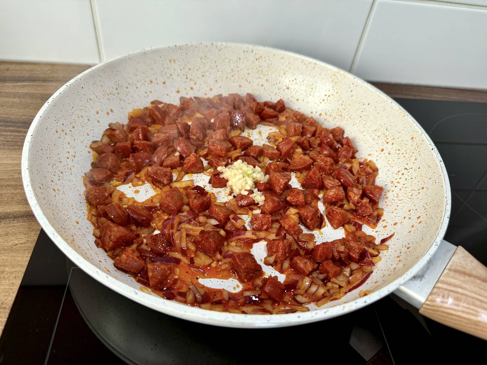 Usmażone Chorizo i cebula z czosnkiem dodanym do patelni