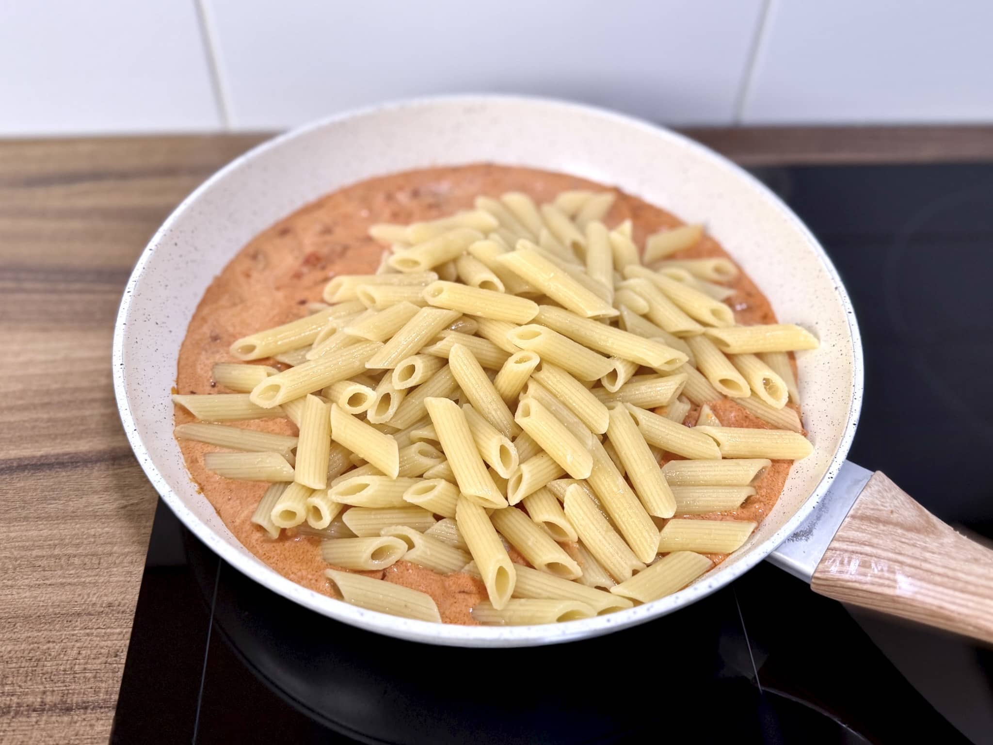 Makaron dodany do patelni z sosem Chorizo i pomidorowym