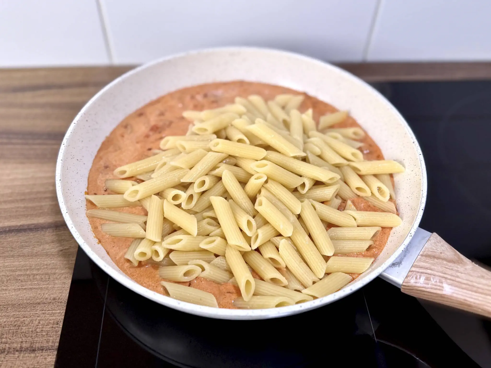Makaron dodany do patelni z sosem Chorizo i pomidorowym