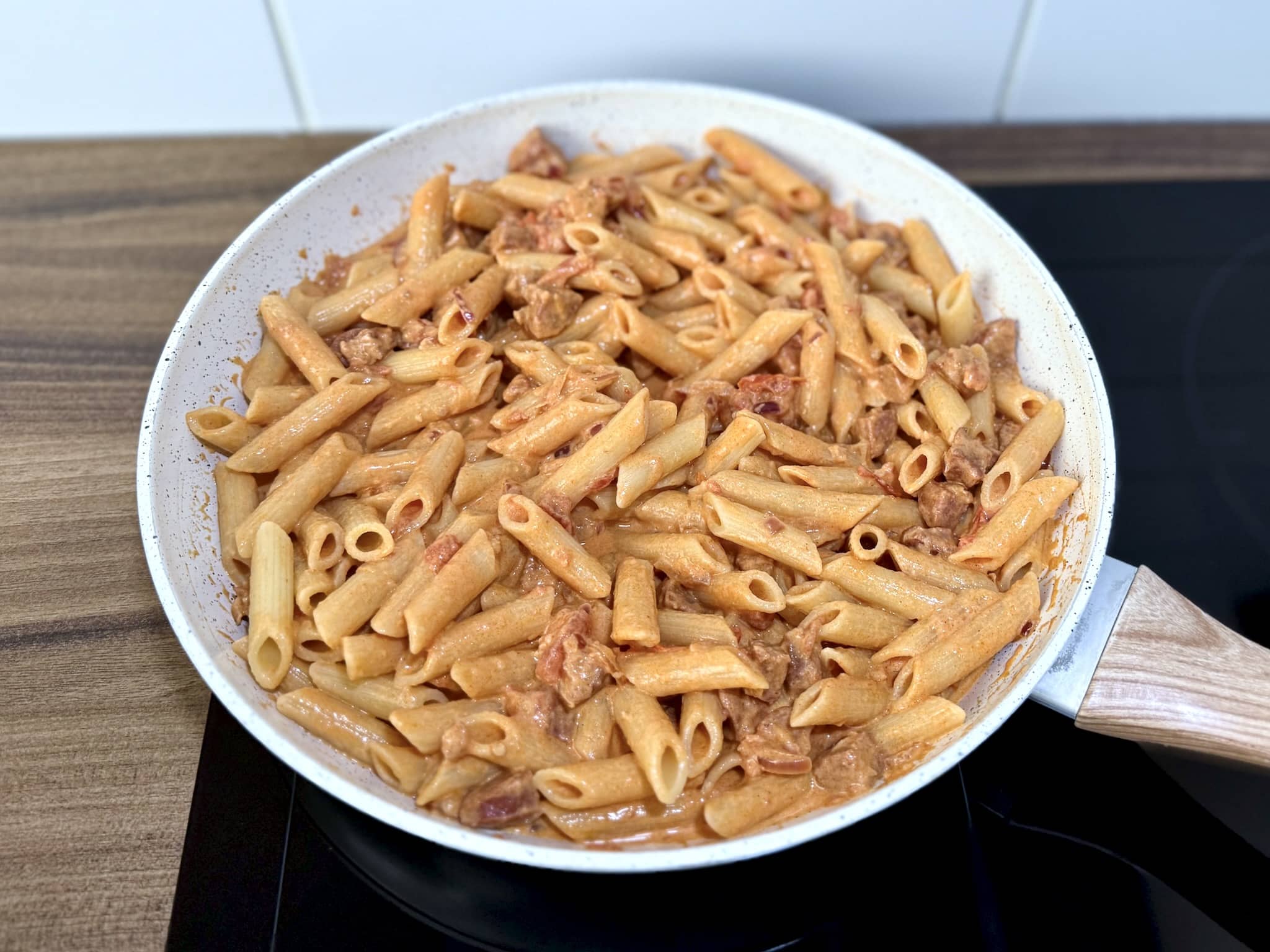 Makaron pokryty sosem Chorizo i pomidorowym na patelni