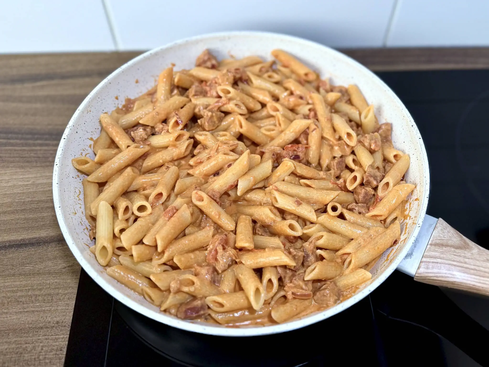 Makaron pokryty sosem Chorizo i pomidorowym na patelni