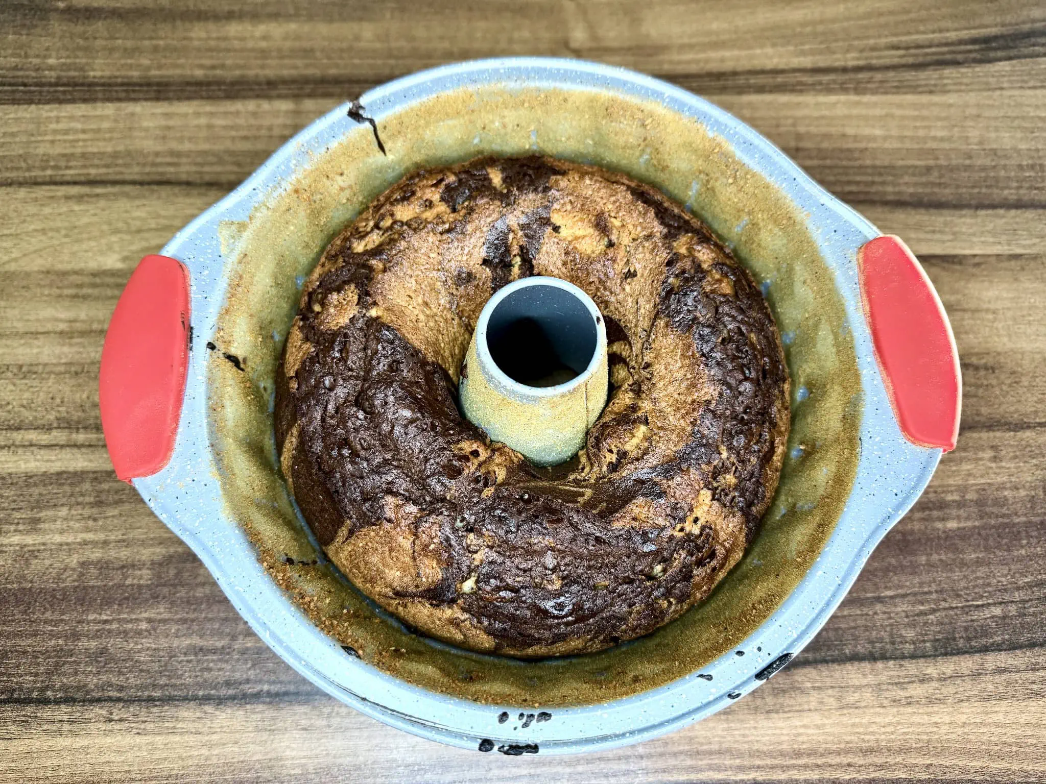 Upieczona Świąteczna Marmurkowa Babka prosto z piekarnika, wciąż w formie