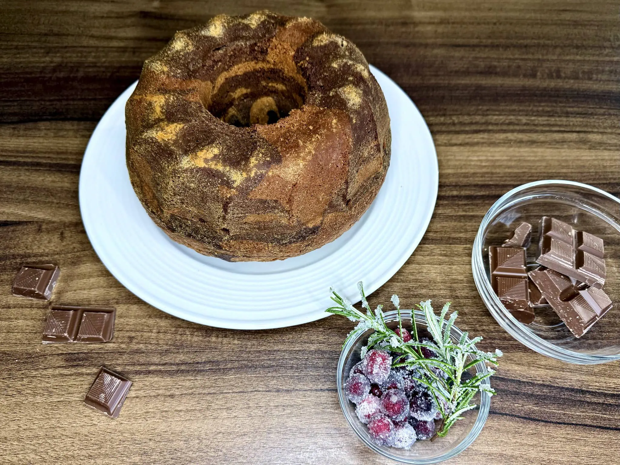 Ostudzona Świąteczna Marmurkowa Babka wyjęta z formy i położona na desce do krojenia przed dekoracją