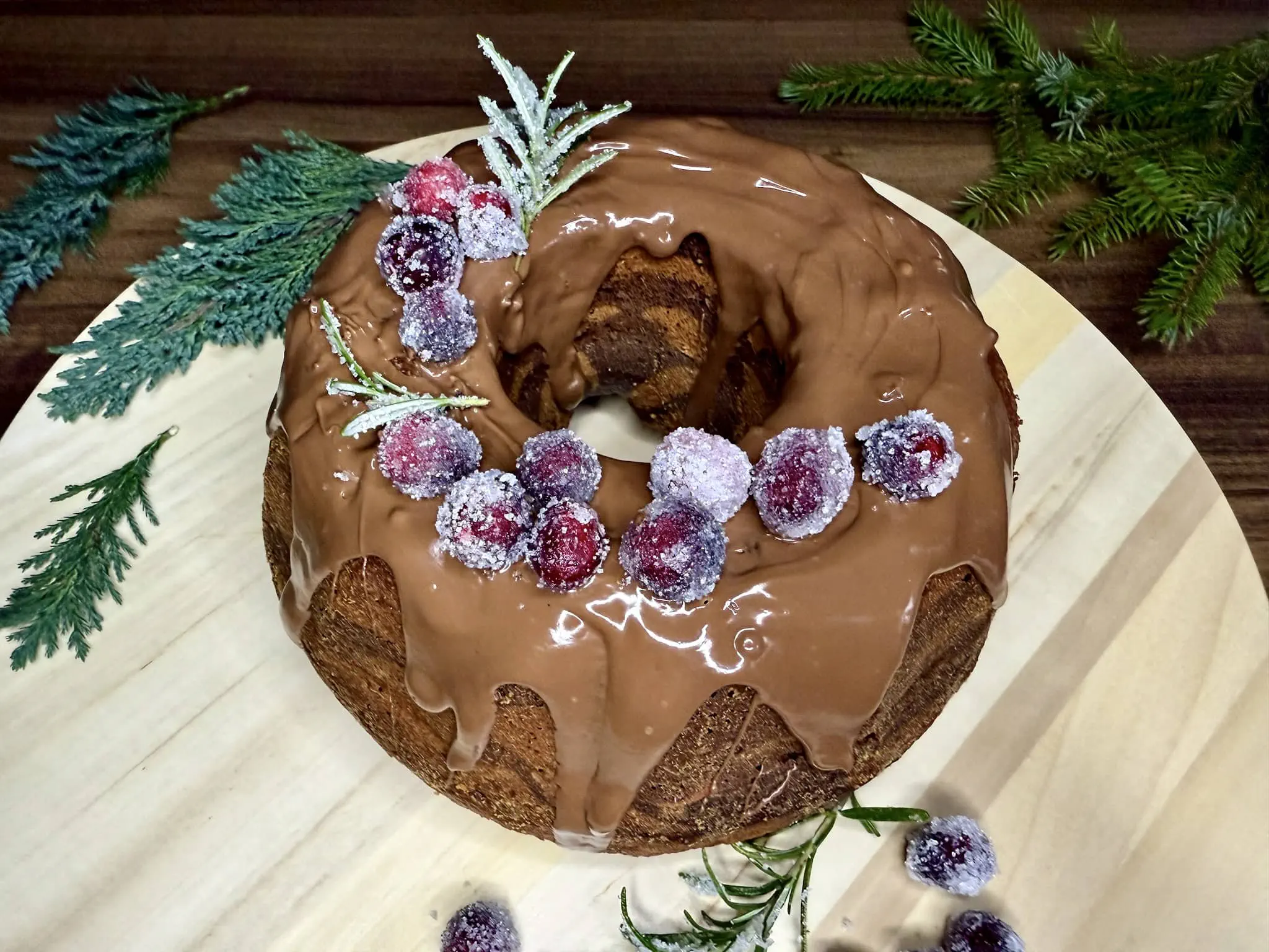 Pięknie udekorowana Świąteczna Marmurkowa Babka z kandyzowanymi żurawinami i rozmarynem