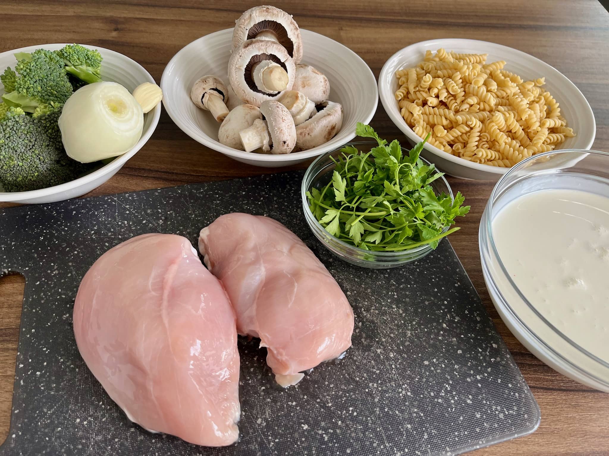 Ingredients for your Creamy chicken pasta with broccoli and mushrooms