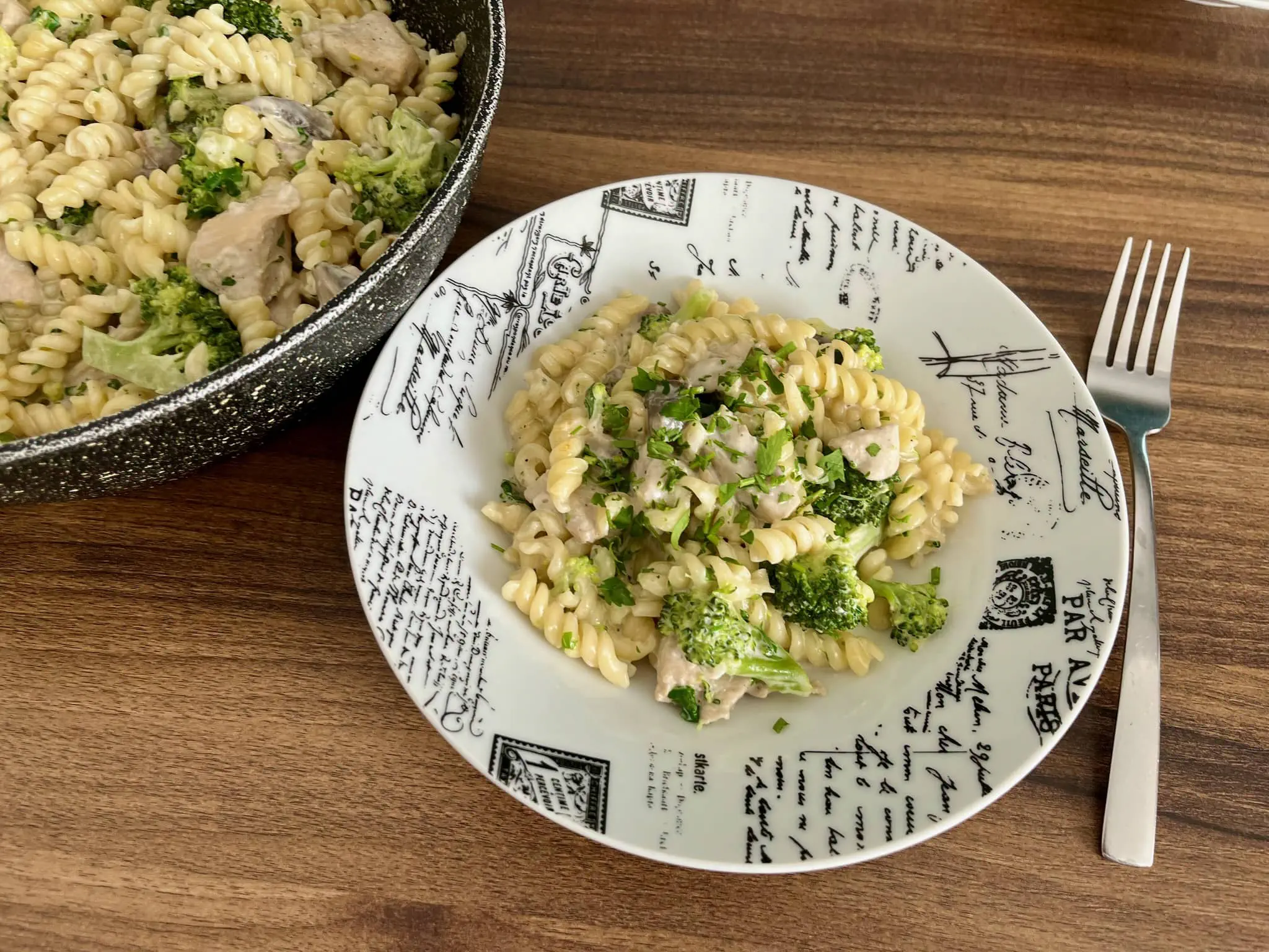 “Creamy Chicken Pasta with Broccoli and Mushrooms