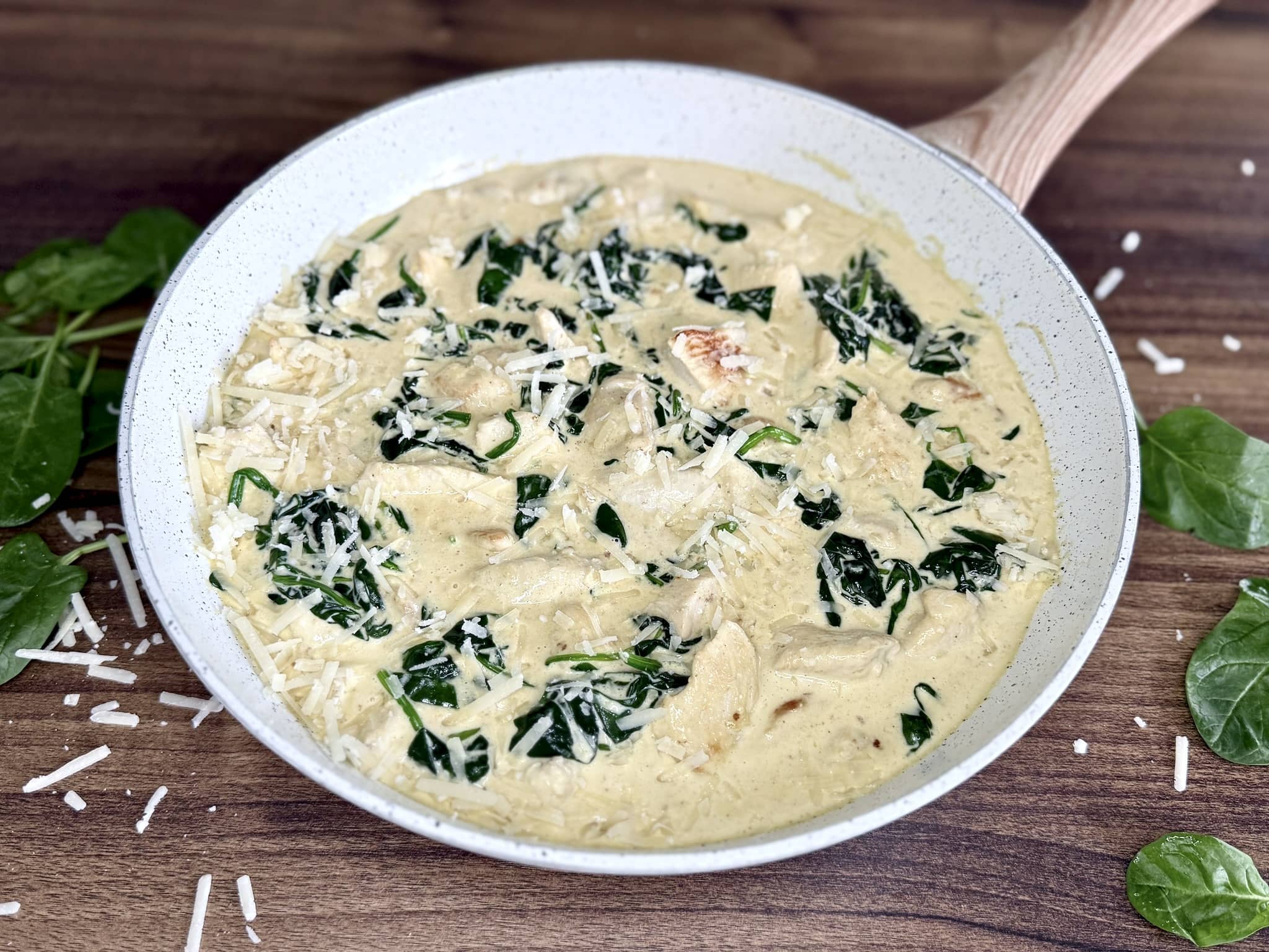 Kremowy kurczak z czosnkiem, parmezanem i szpinakiem