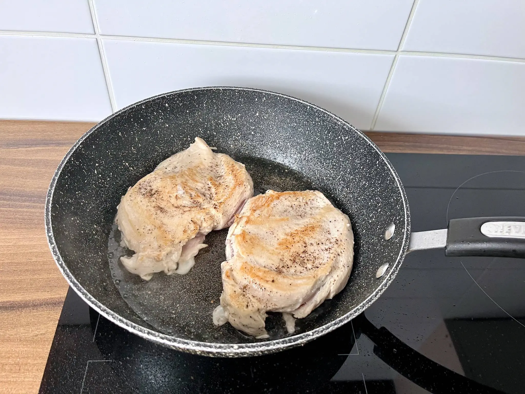 Kurczak smażony na patelni