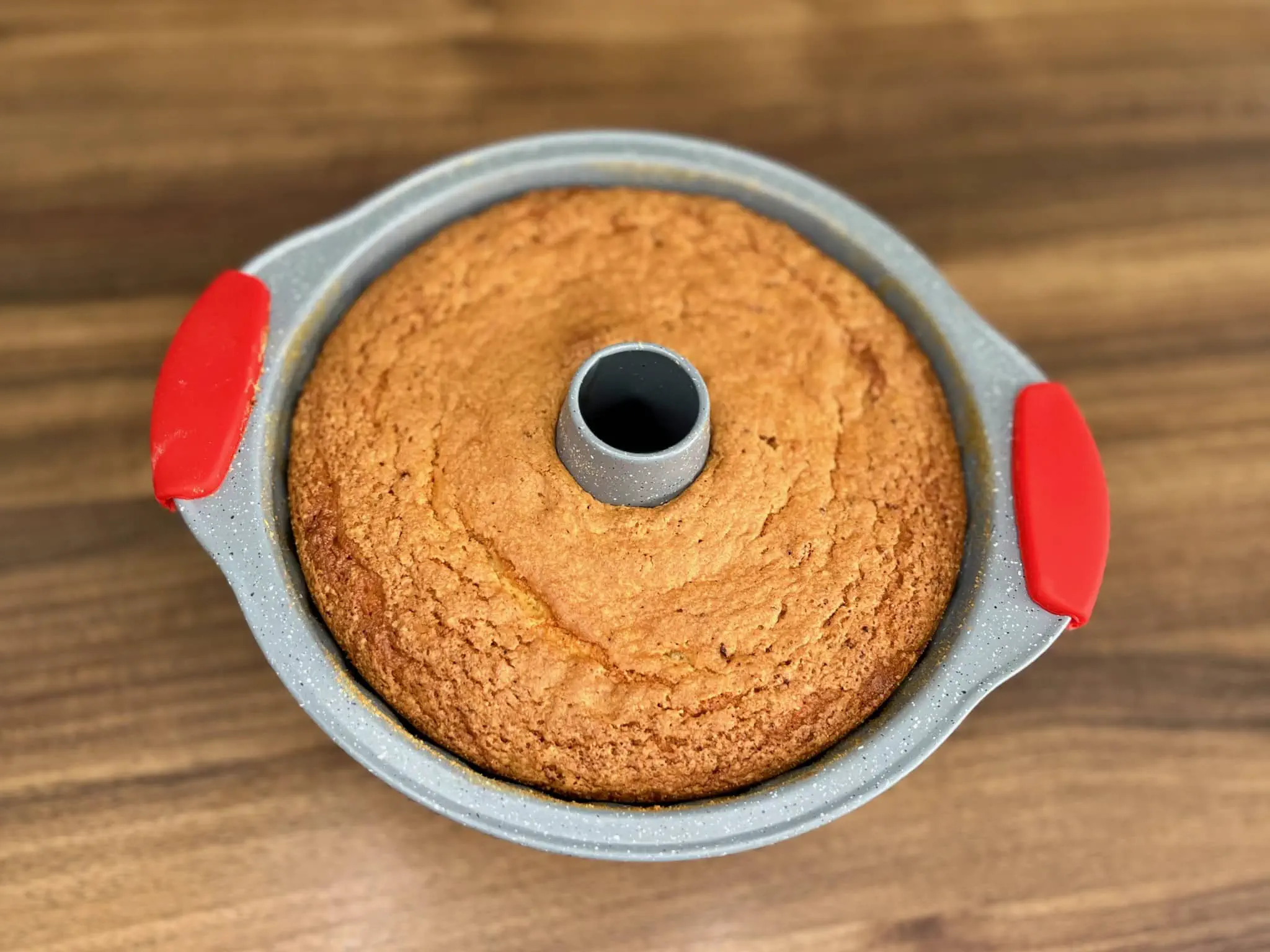 Babka ładnie upieczona i wyjęta z piekarnika