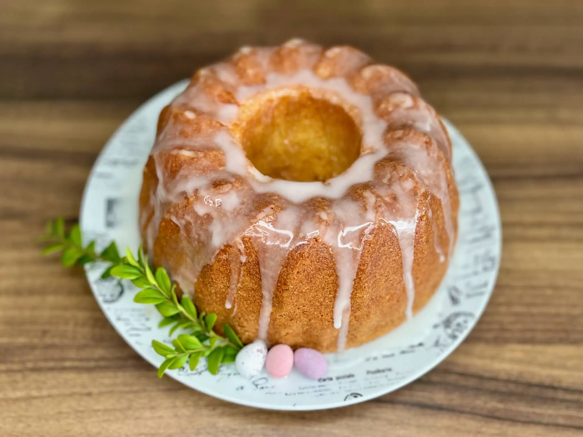 Ładnie polukrowana wielkanocna babka cytrynowa na talerzu