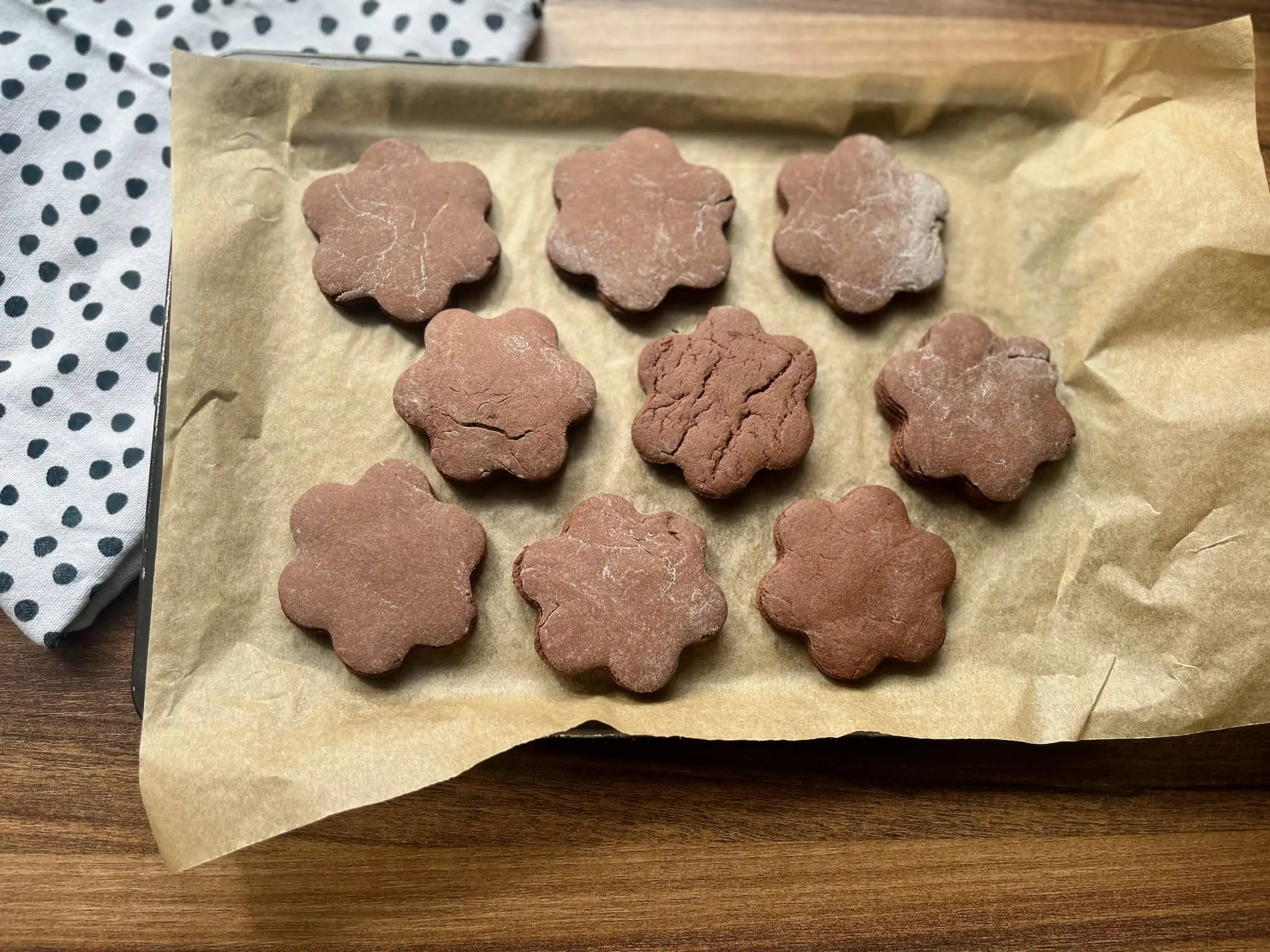 Czekoladowe ciasteczka upieczone zaraz po wyjęciu z piekarnika