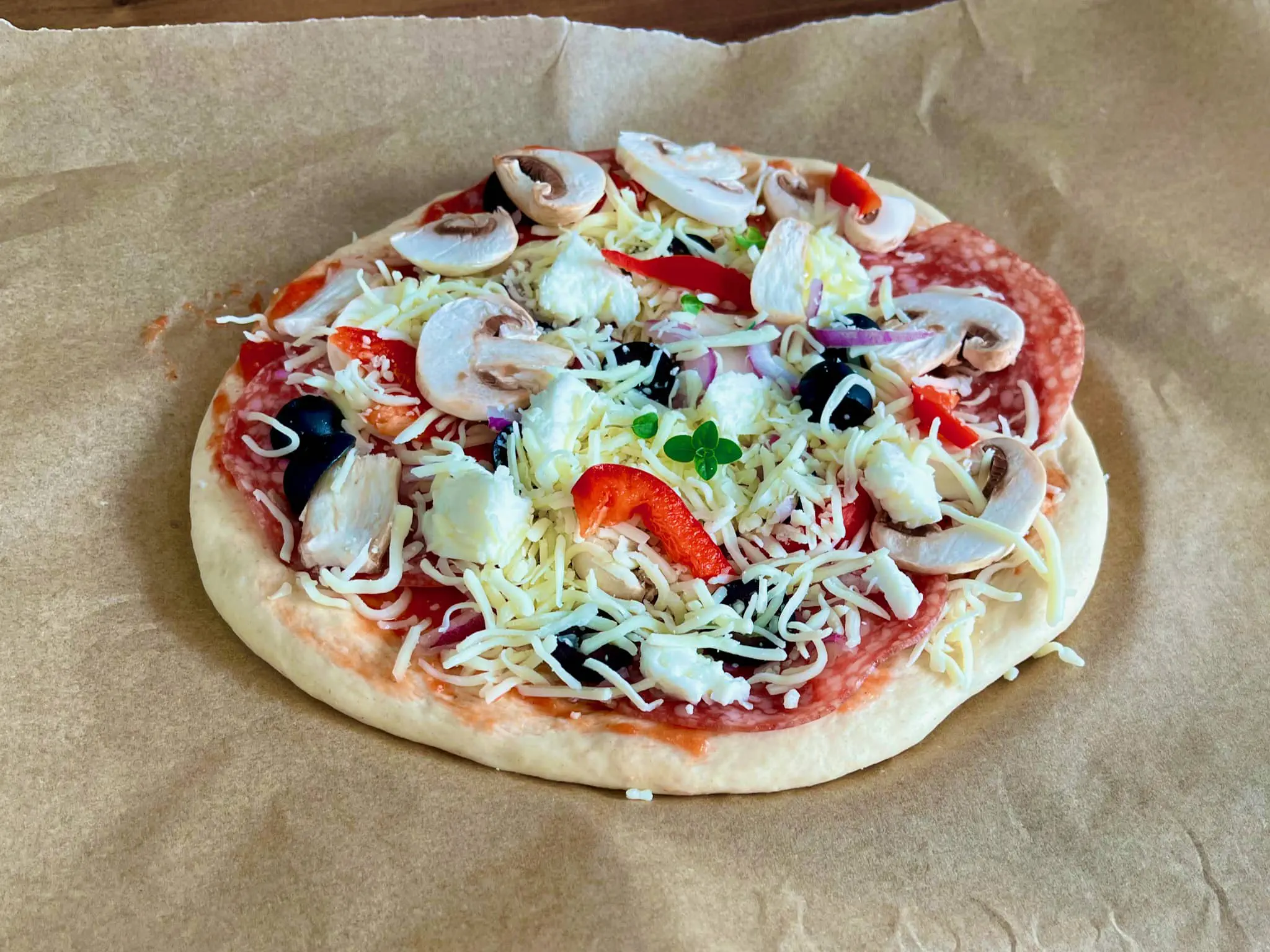 Spód pizzy z sosem i dodatkami