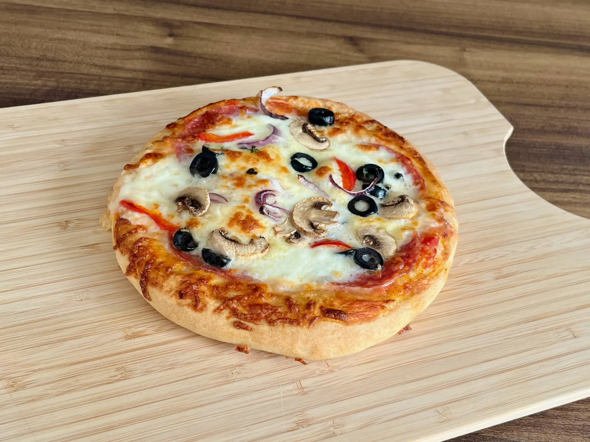Upieczona pizza prosto z piekarnika