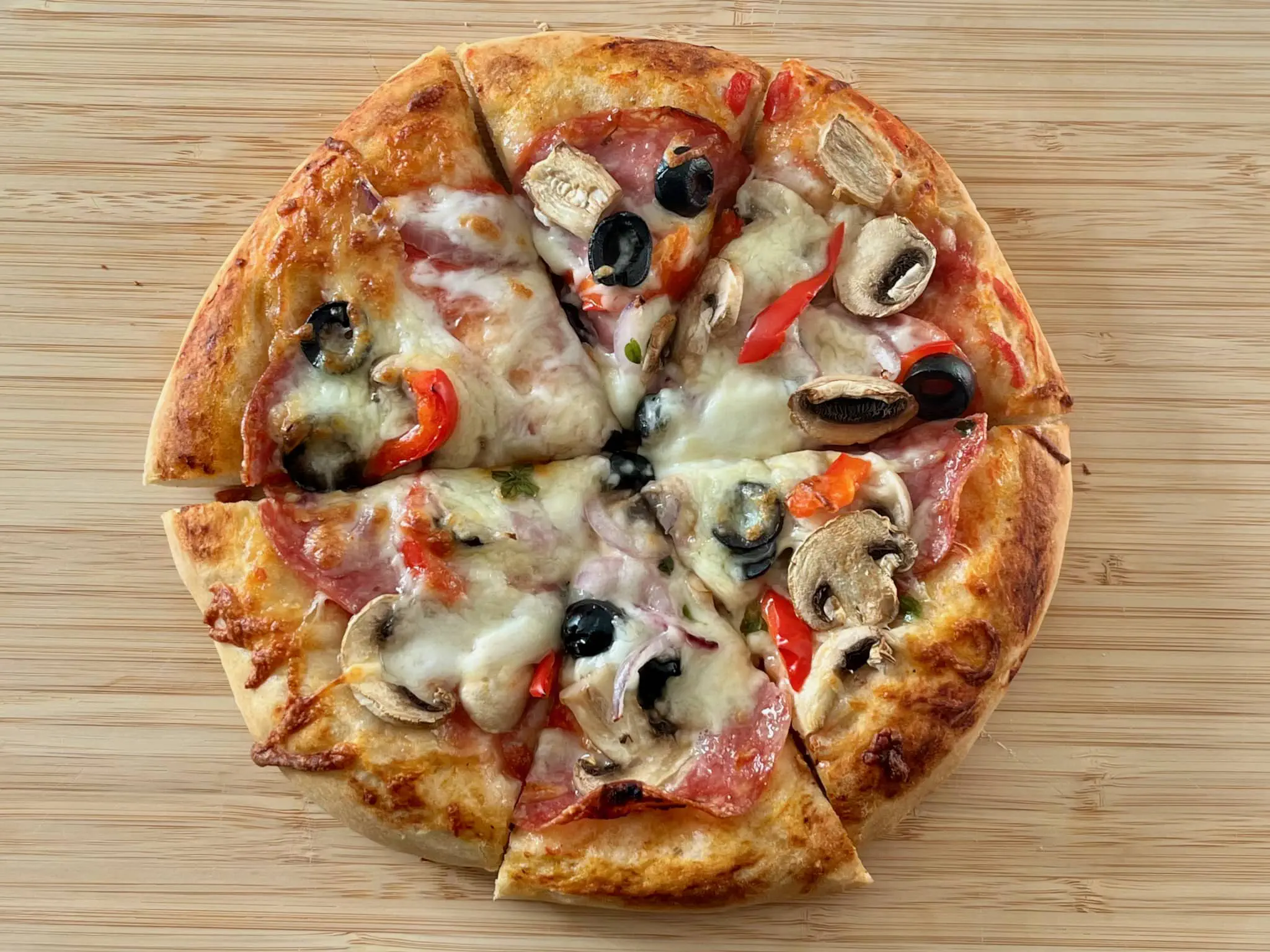 Upieczona i pokrojona pizza