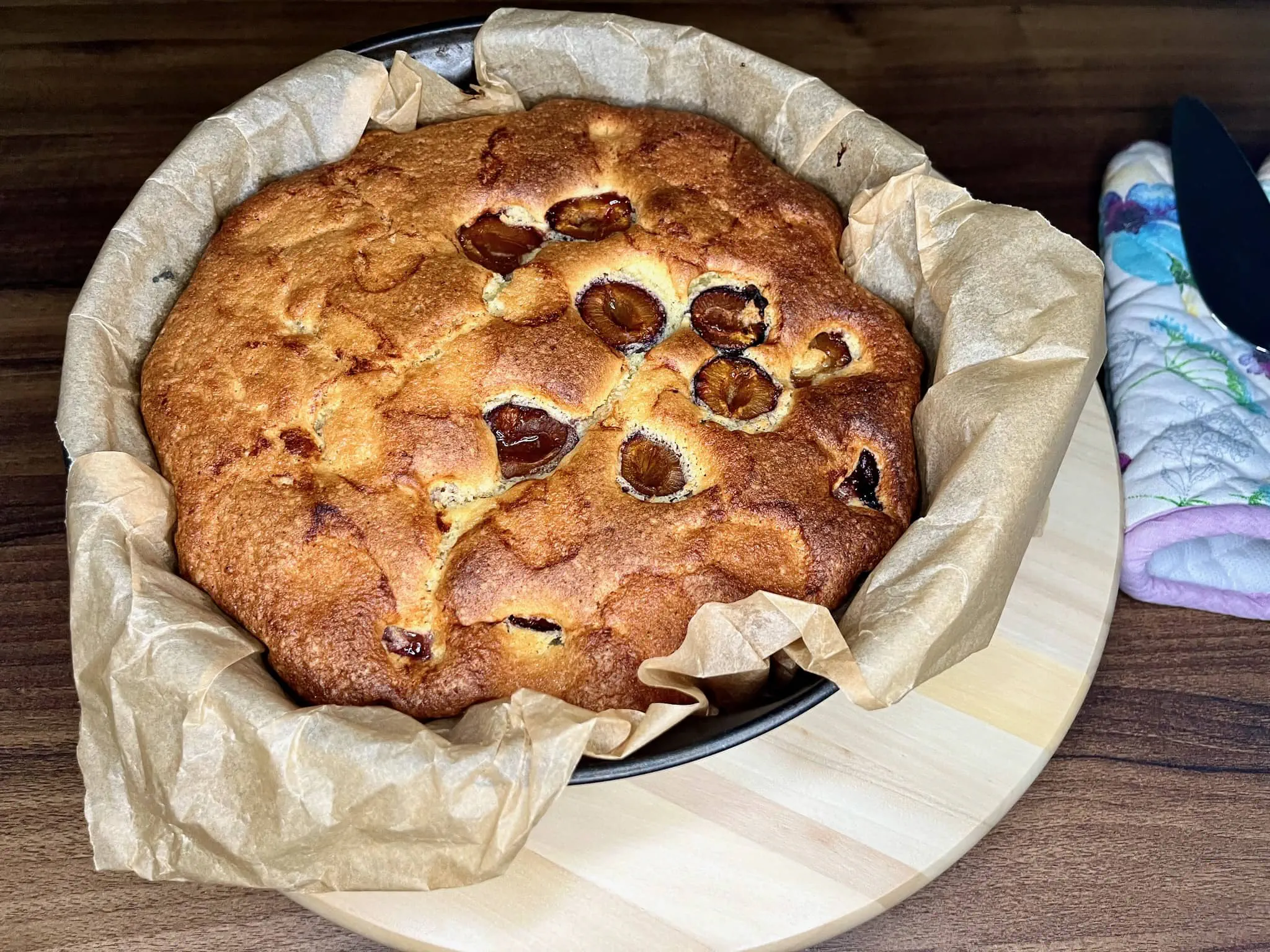 Świeżo upieczone ciasto śliwkowe, prosto z piekarnika