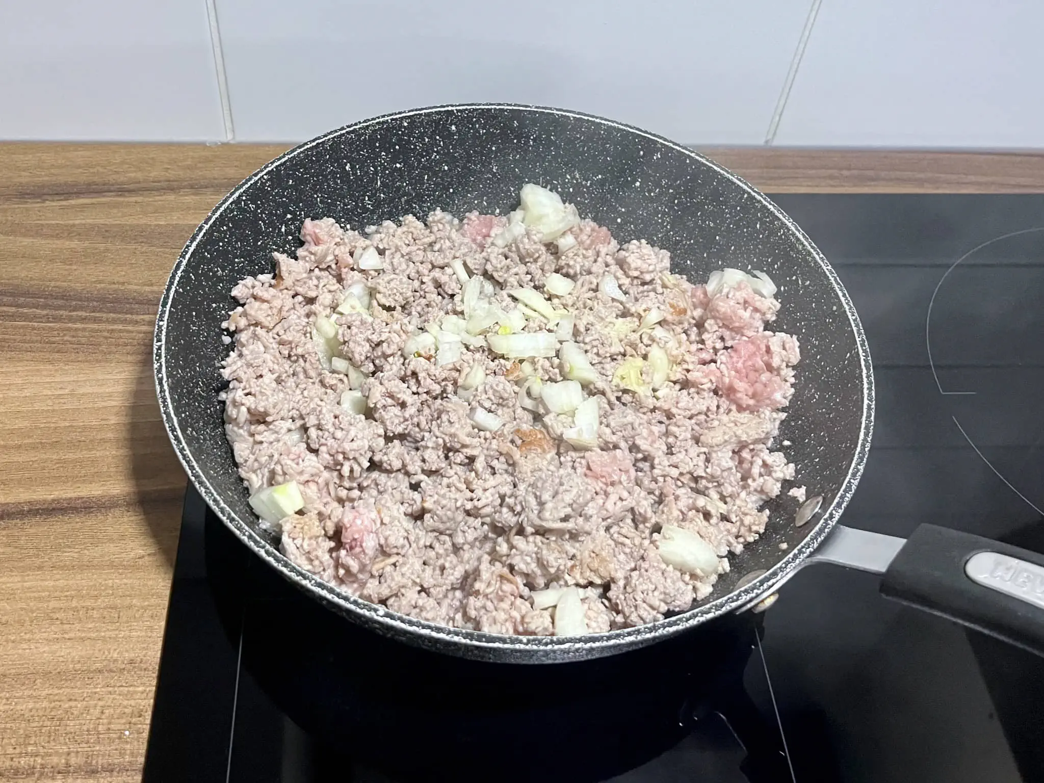 Smażenie mielonego mięsa wieprzowego z cebulą i czosnkiem