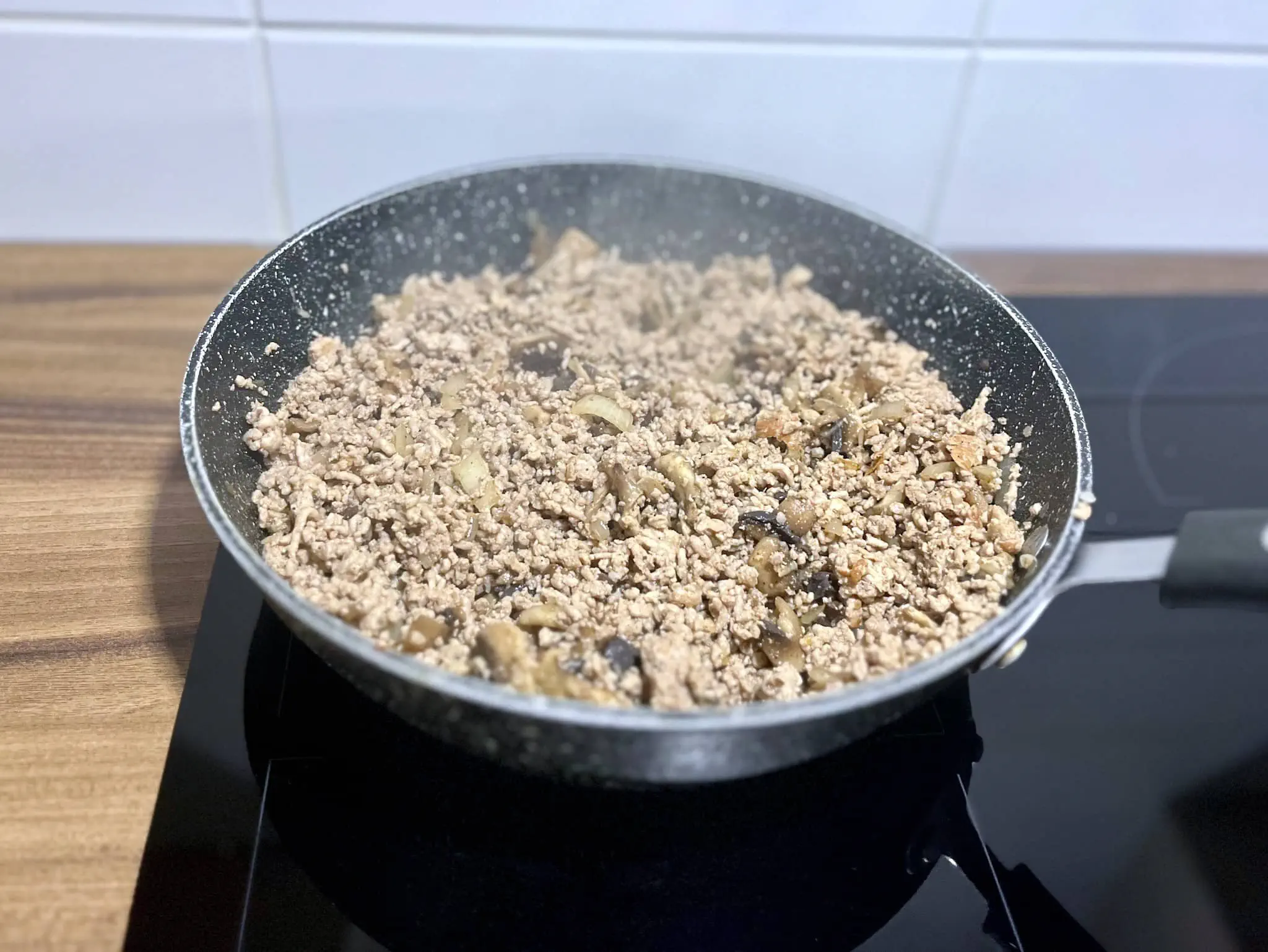 Usmażone mielone mięso z cebulą, czosnkiem i pieczarkami