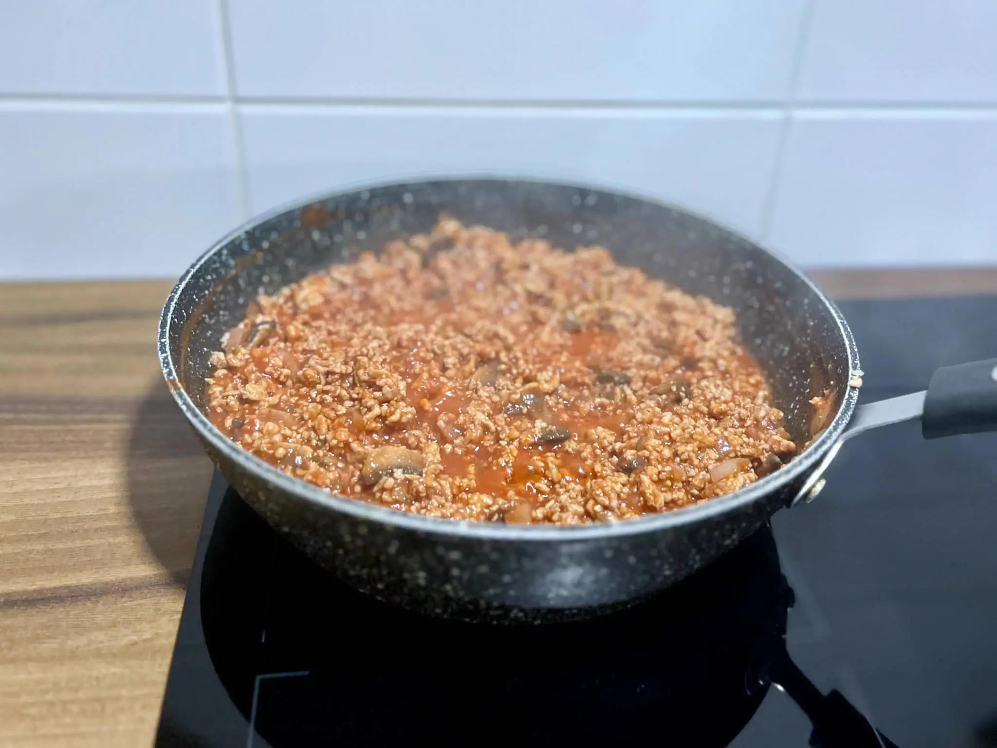 Mielone mięso i pieczarki z passatą pomidorową na patelni