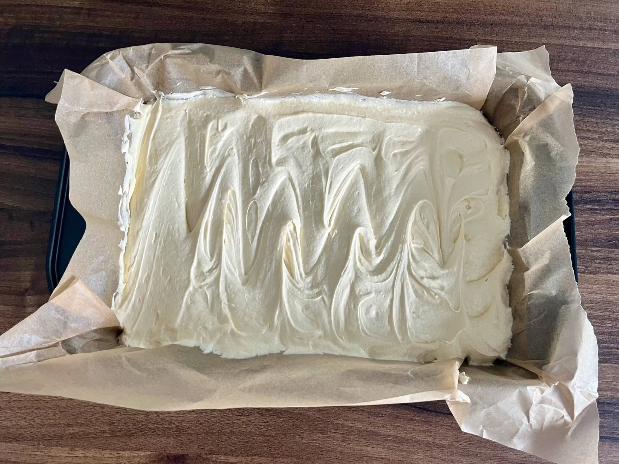 Ciasto umieszczone w blaszce wyłożonej papierem do pieczenia