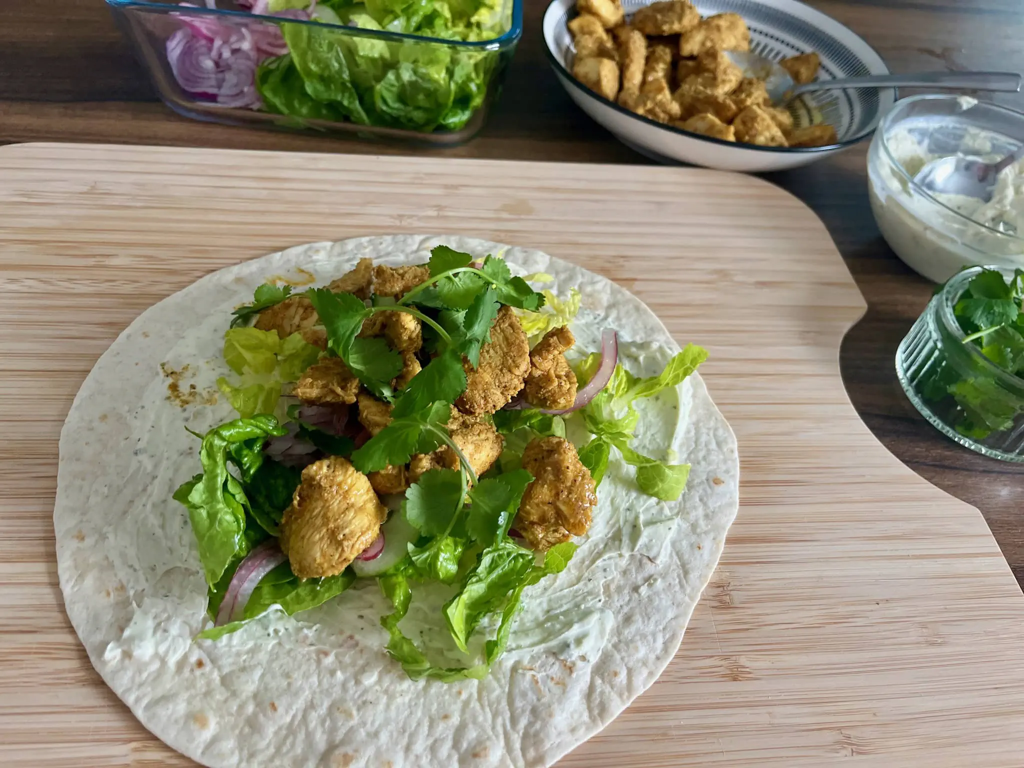 Tortilla z warzywami i kurczakiem przed zwinięciem
