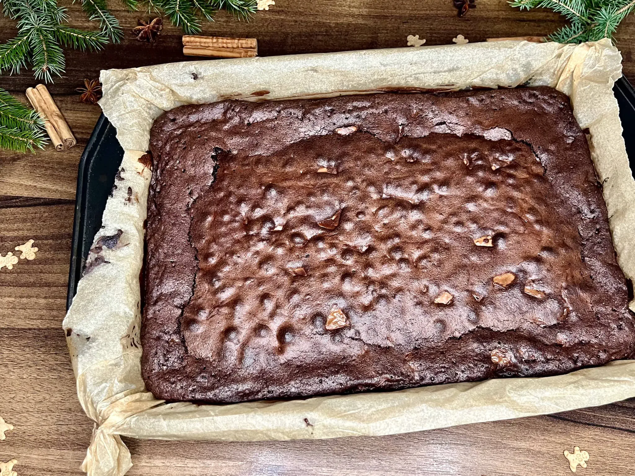 Idealnie upieczone piernikowe brownie, jeszcze ciepłe, w formie do pieczenia