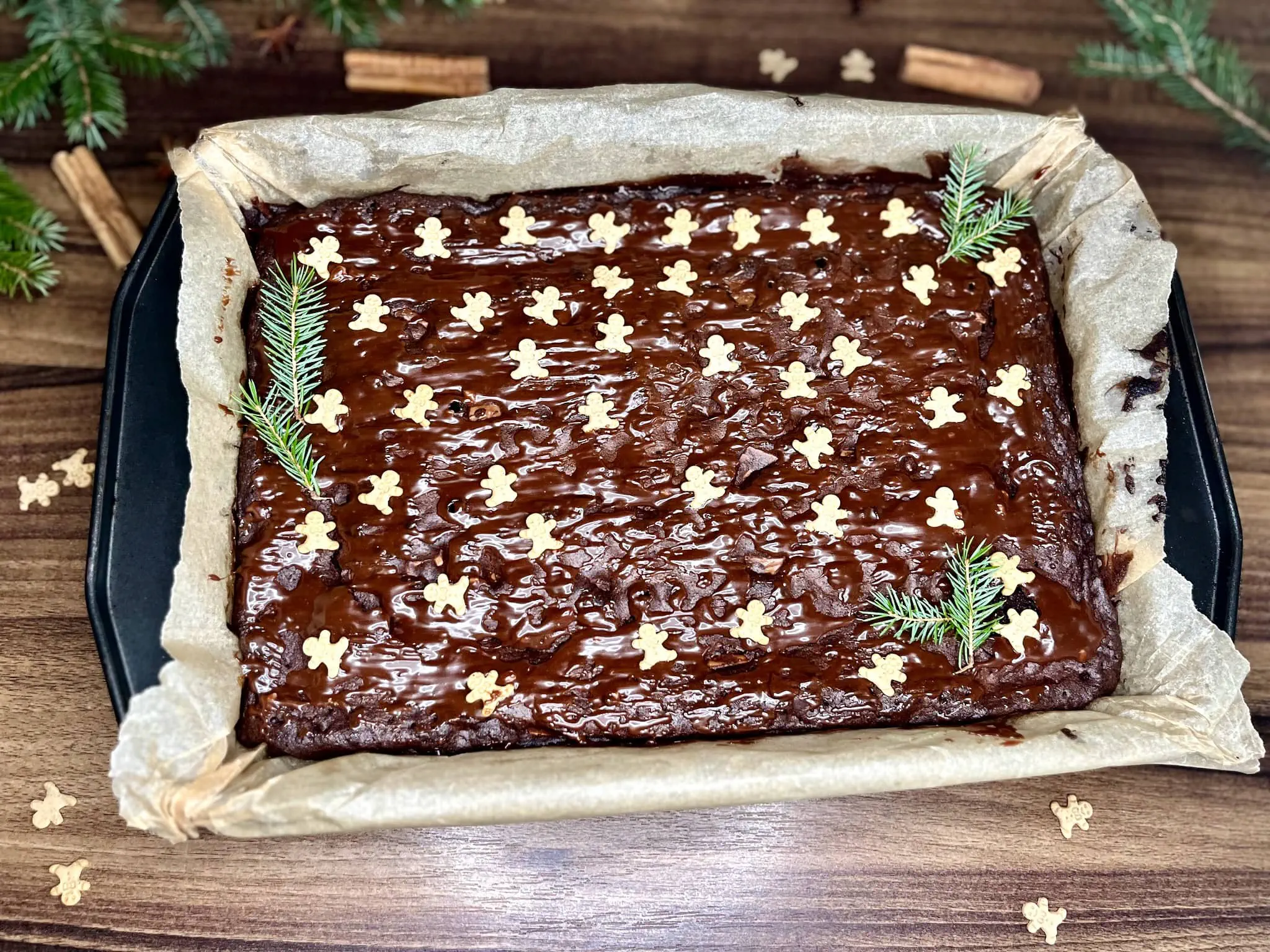 Pięknie udekorowane piernikowe brownie, jeszcze ciepłe, w blaszce